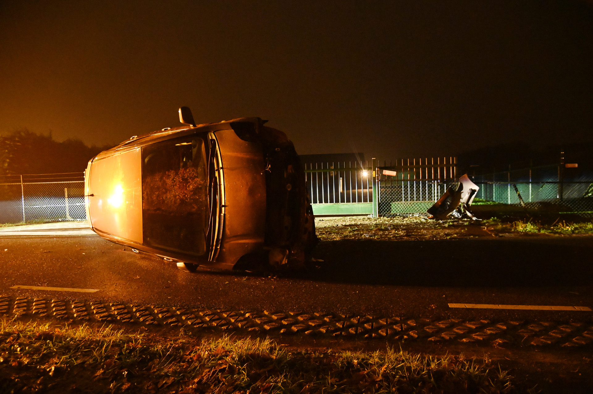 Auto raakt van de weg en belandt op z’n zijkant