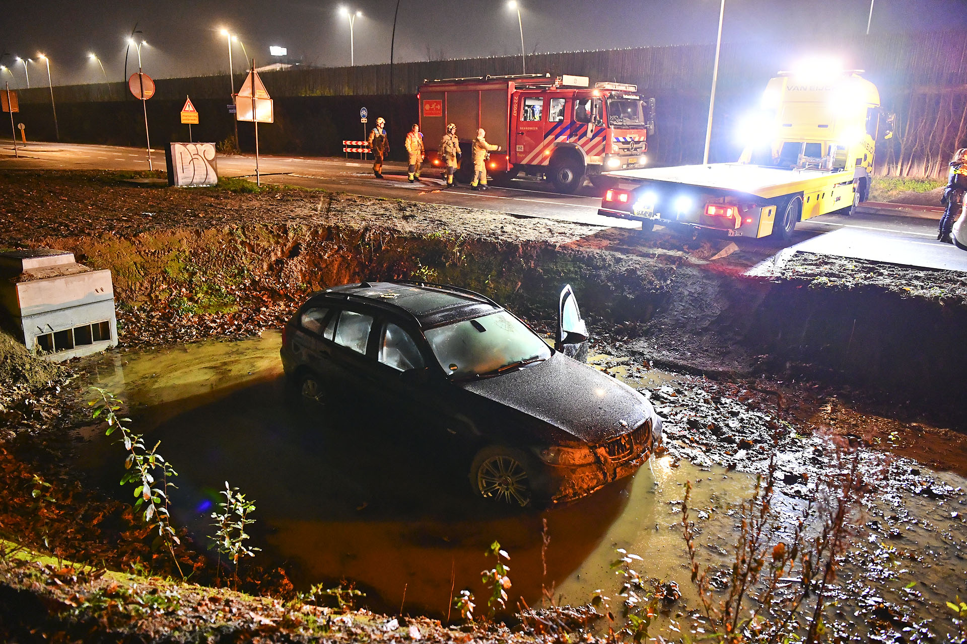 Auto belandt in waterbunker, bestuurder gewond