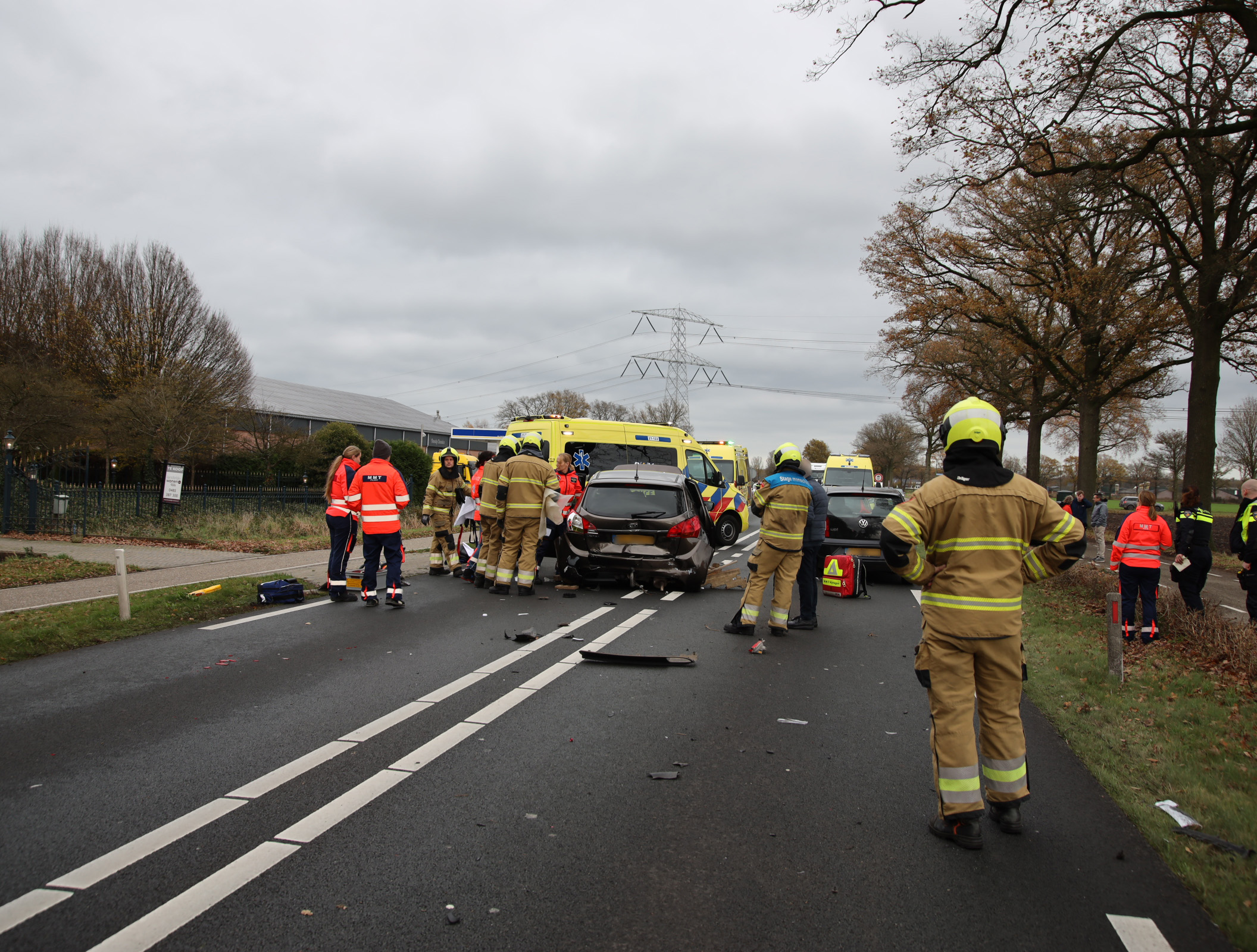 Kettingbotsing met vier voertuigen, drie gewonden en één persoon bevrijd