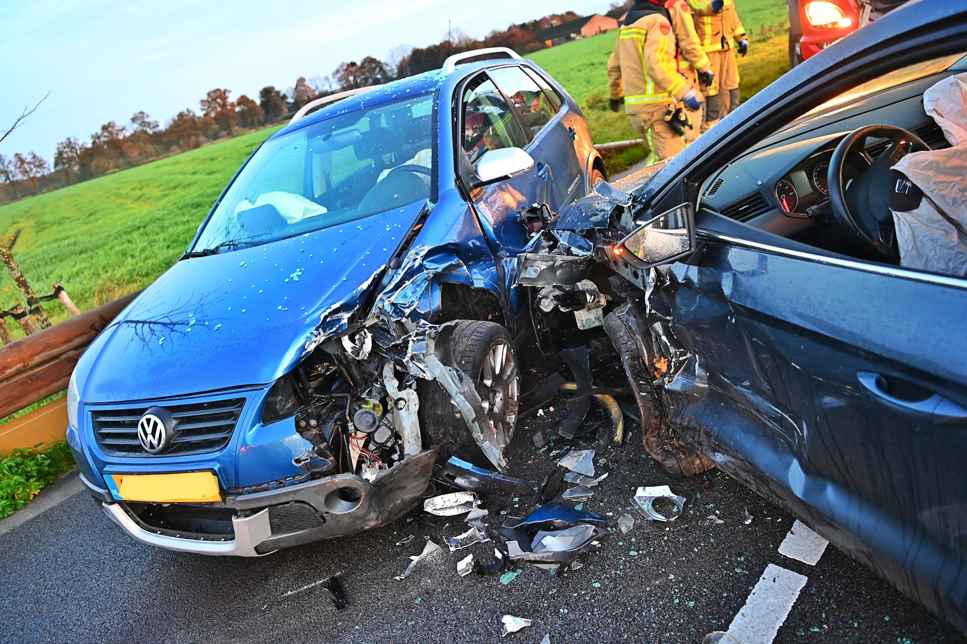 Veel schade door frontale botsing tussen twee auto’s