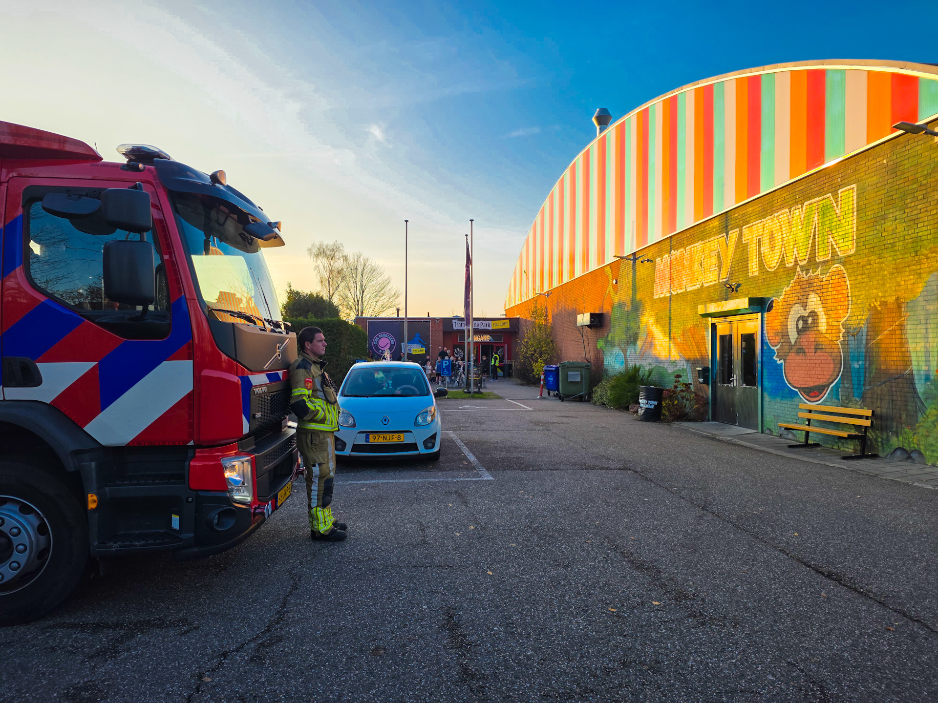 Kinderen en volwassenen geëvacueerd uit sportcomplex na melding vreemde lucht