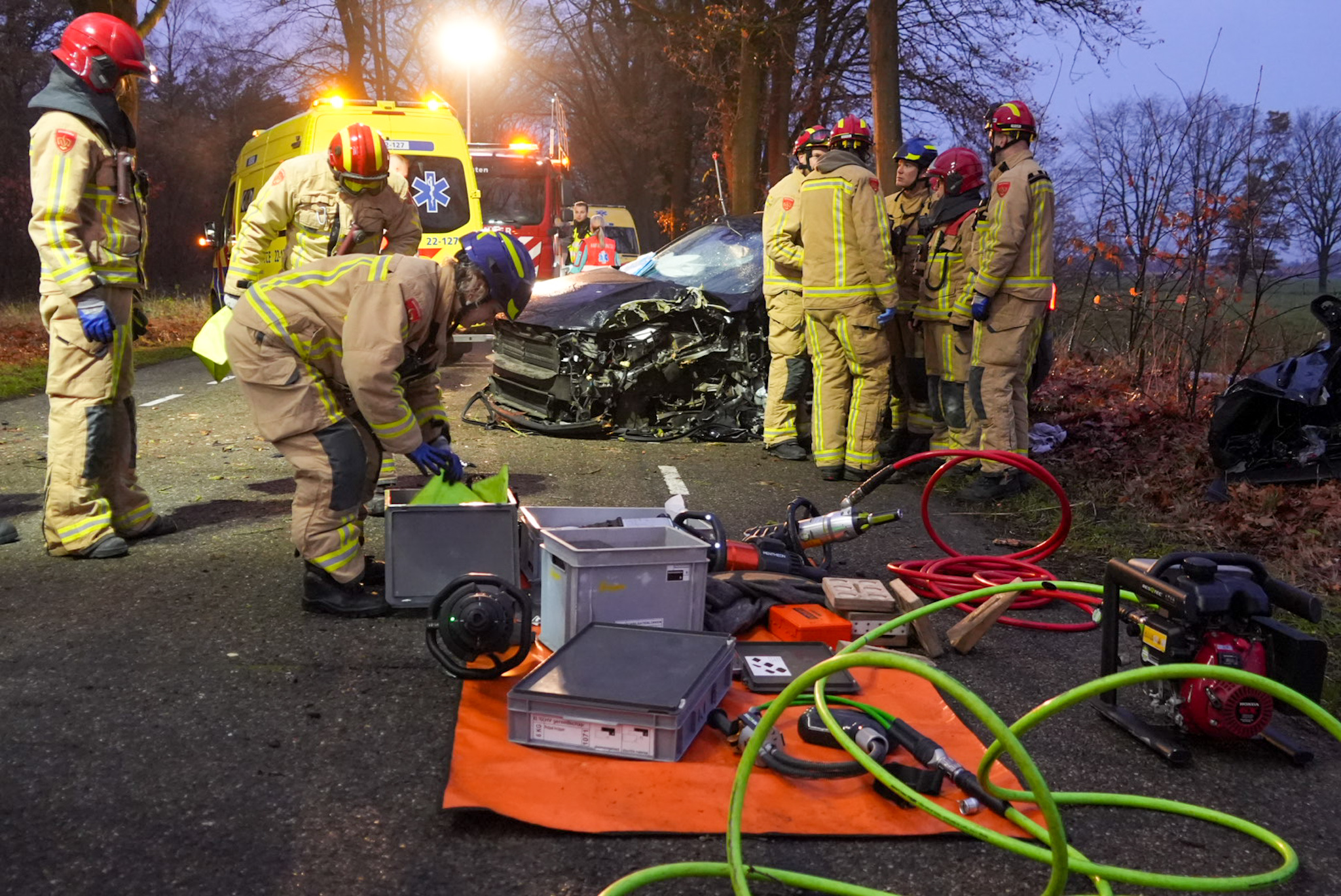Auto botst tegen boom, bestuurder zwaargewond