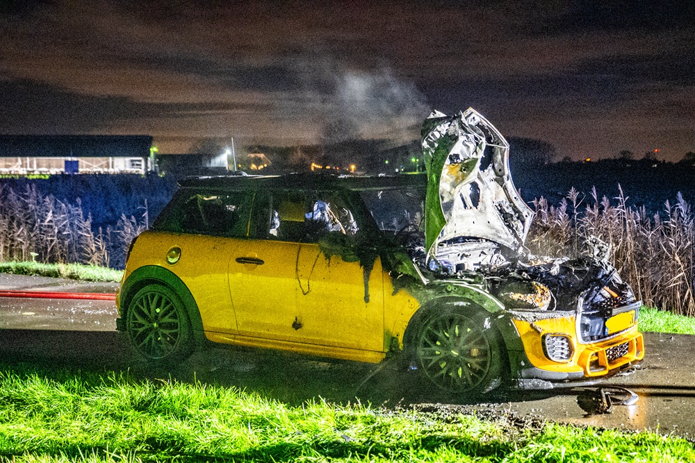 Auto vliegt in brand tijdens het rijden