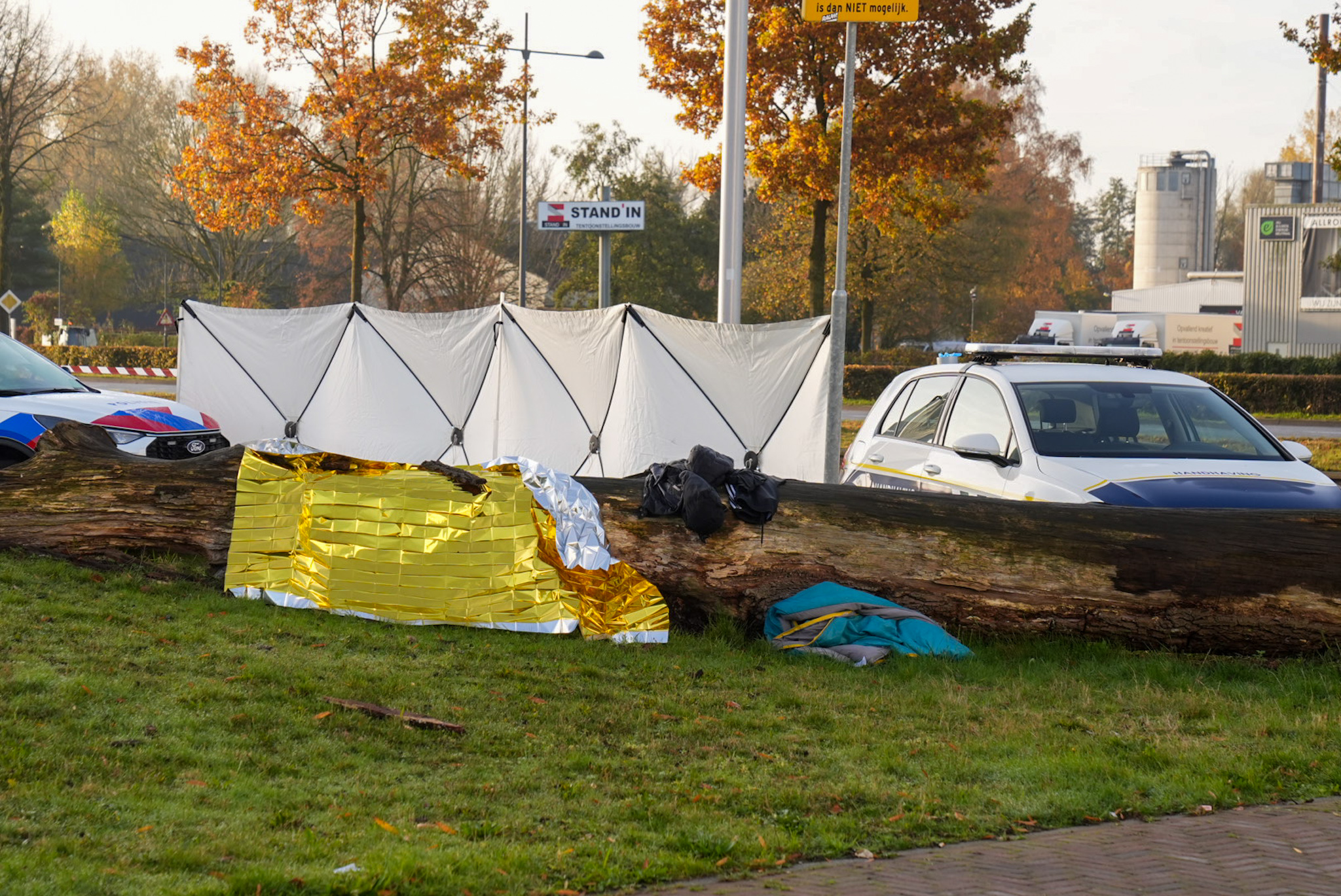 Overleden man aangetroffen op straat, omgeving afgezet