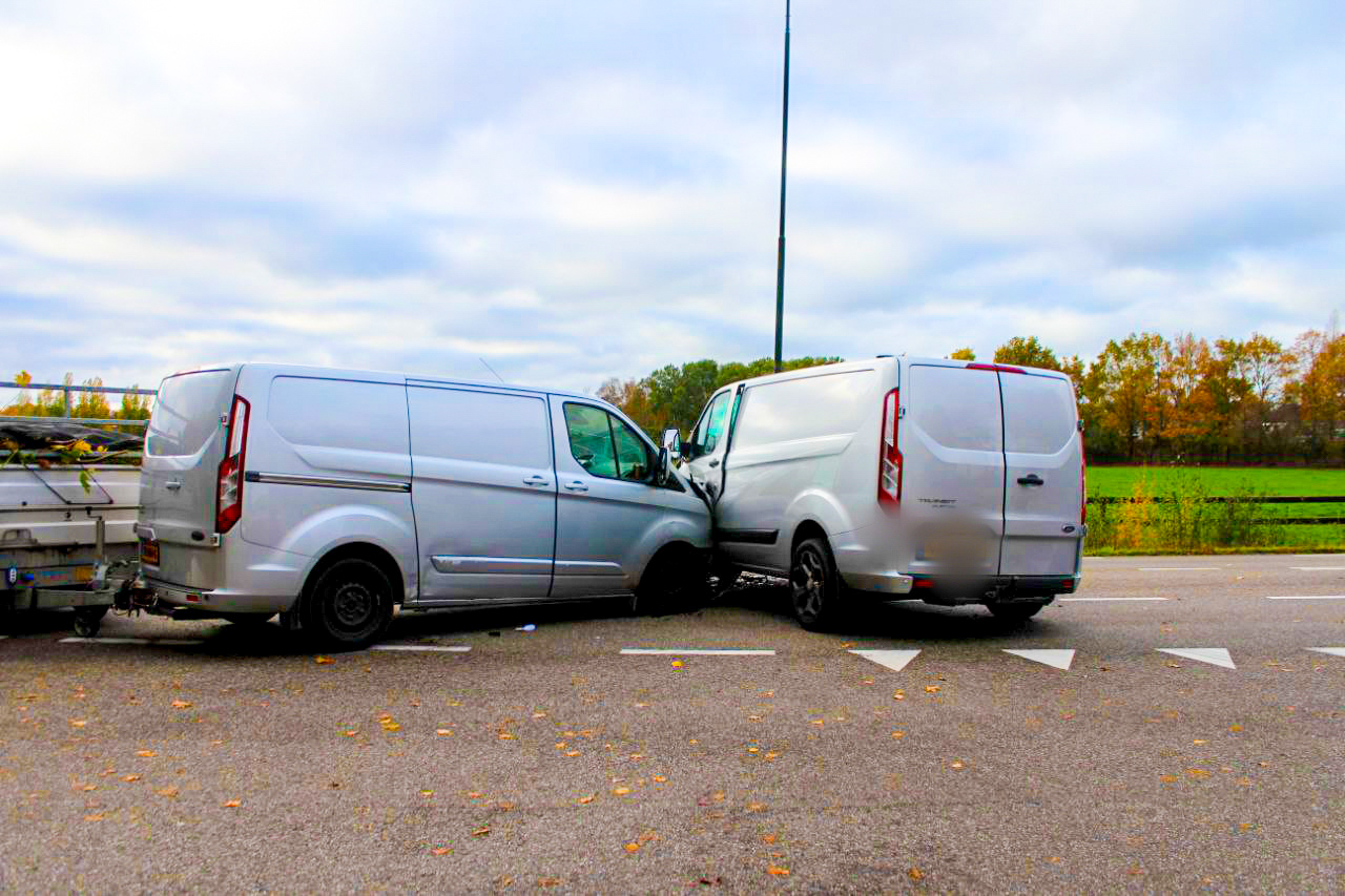 Twee bestelbussen botsen op kruising