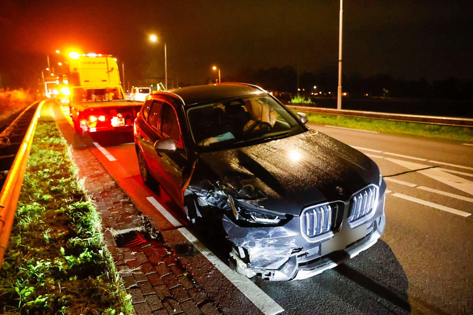 Grote schade na harde botsing tussen twee auto’s op kruising