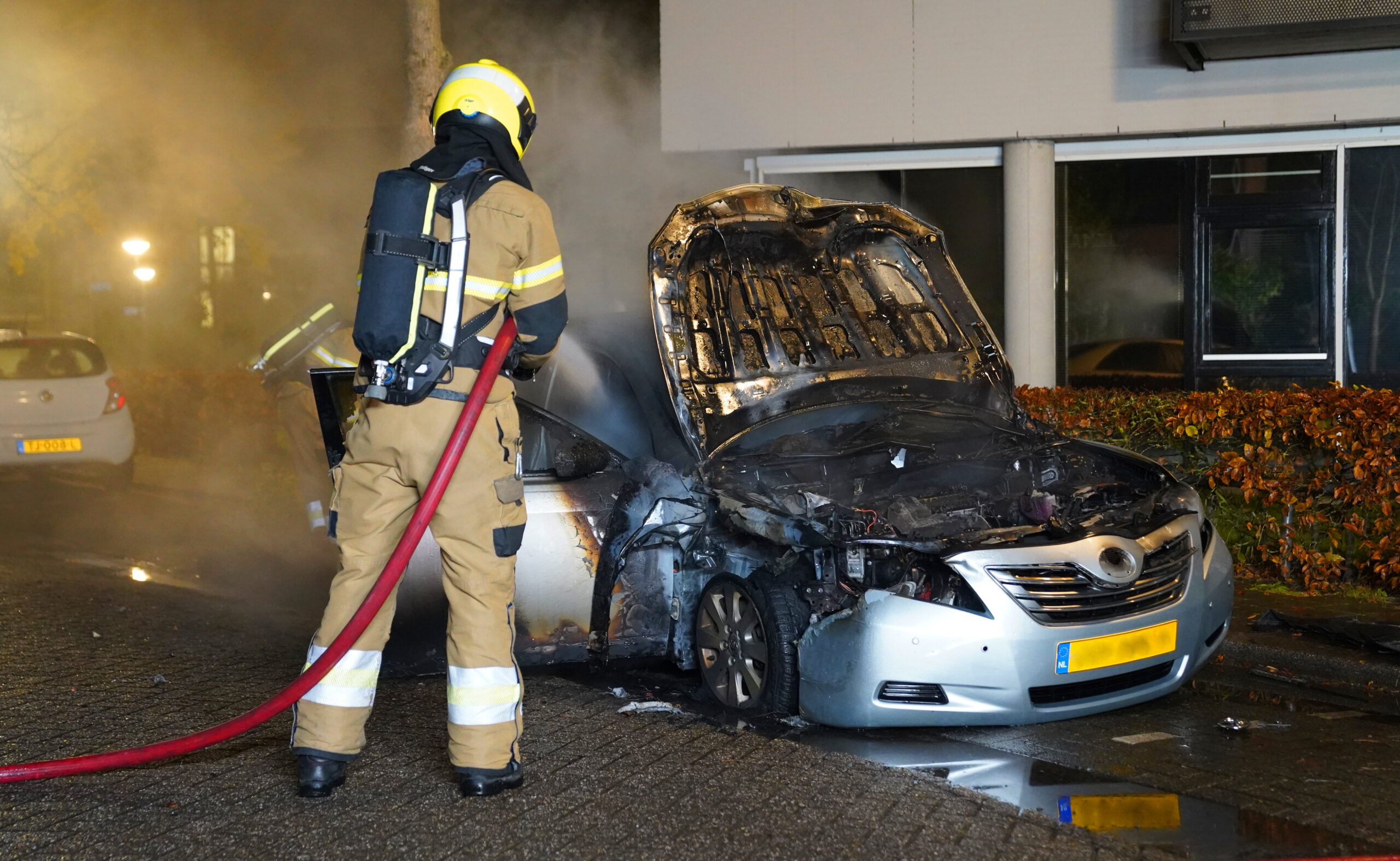 Auto in vlammen na vermoedelijke aanrijding