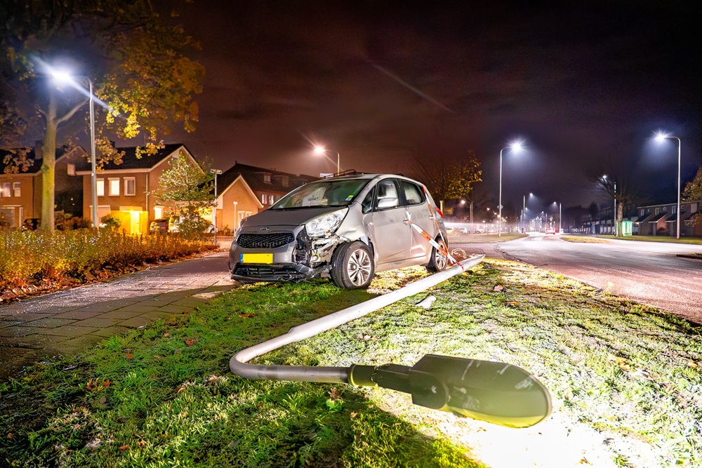 Automobilist botst tegen lantaarnpaal en laat auto achter