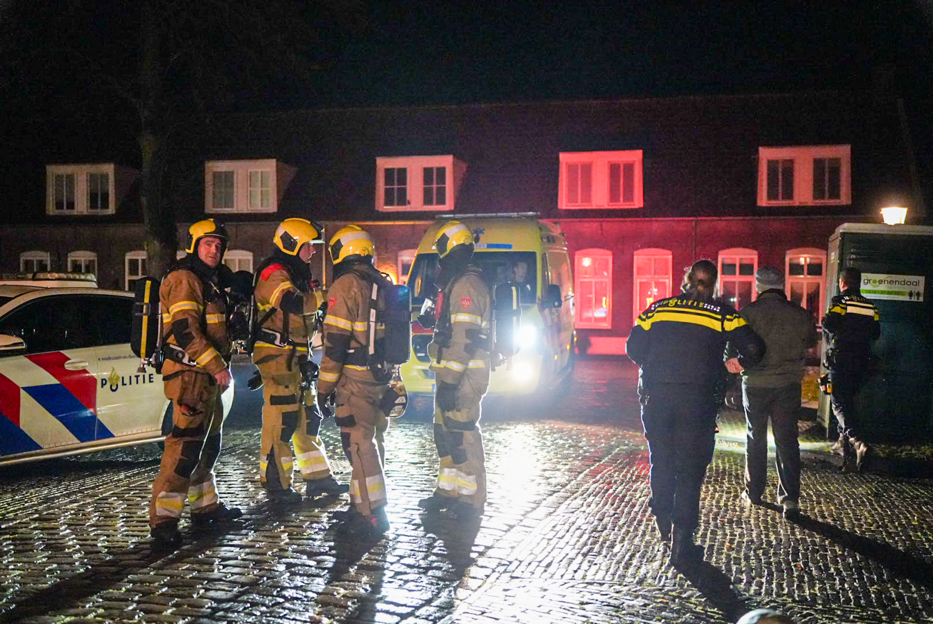 Bankstel vliegt in brand, slapende bewoner op tijd buiten