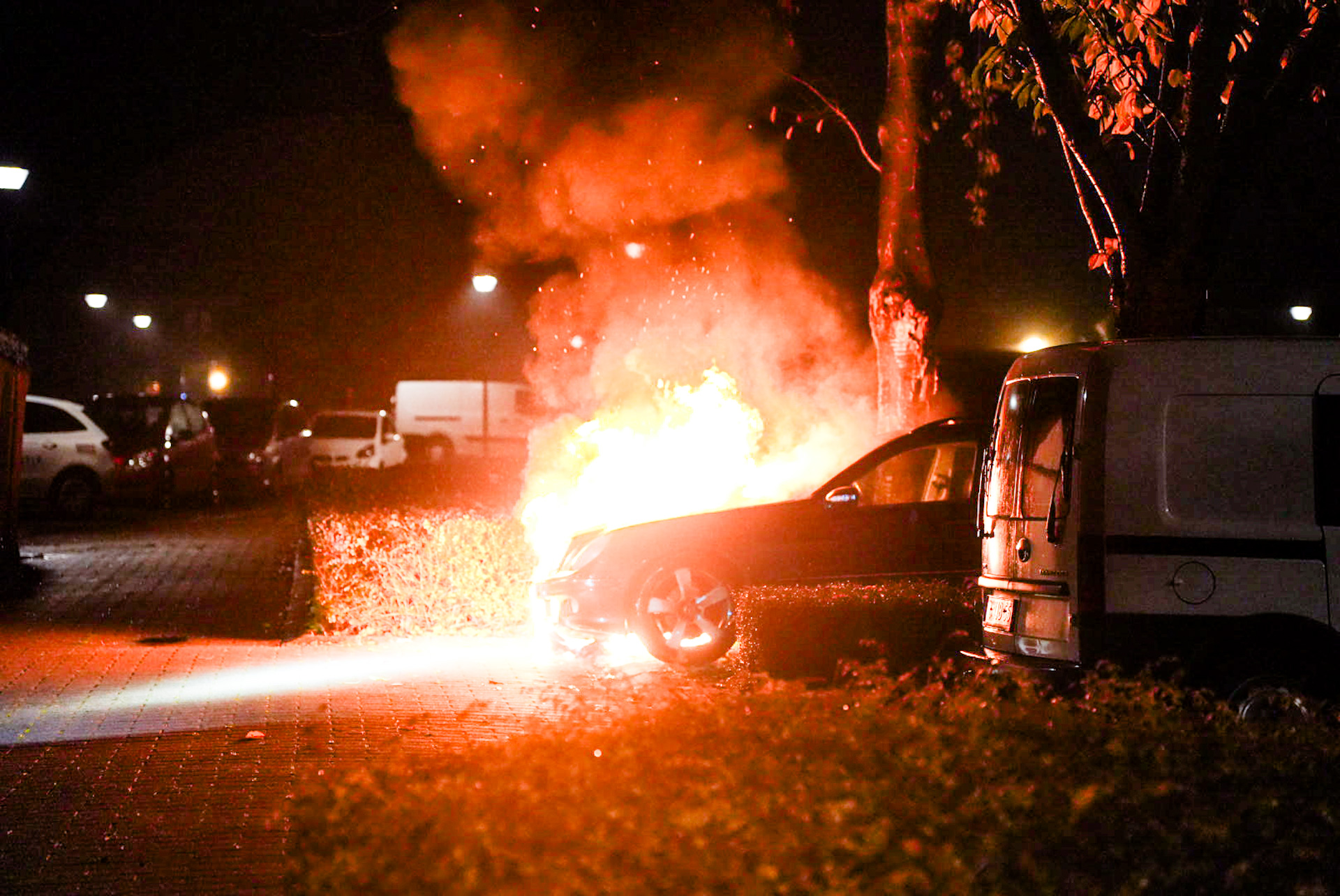 Geparkeerde auto door brand verwoest