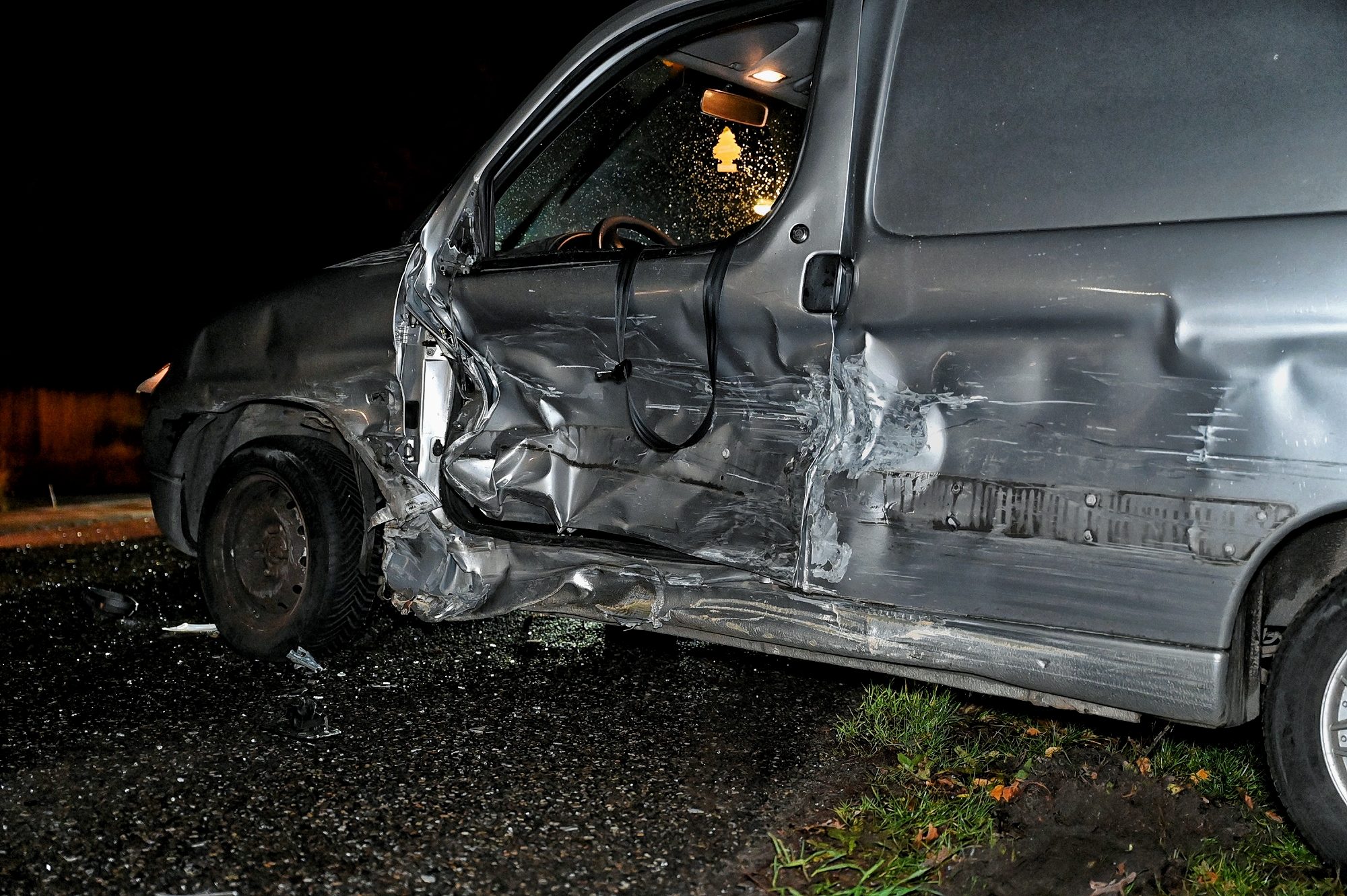 Beschonken automobiliste botst tegen auto en belandt in de sloot