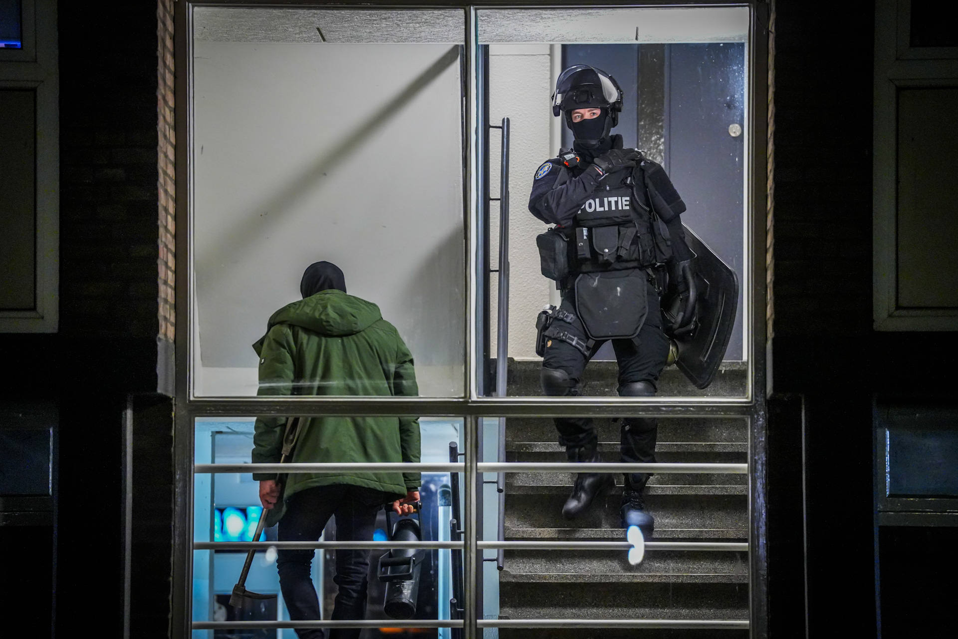 Arrestatieteam doet inval in flatwoning