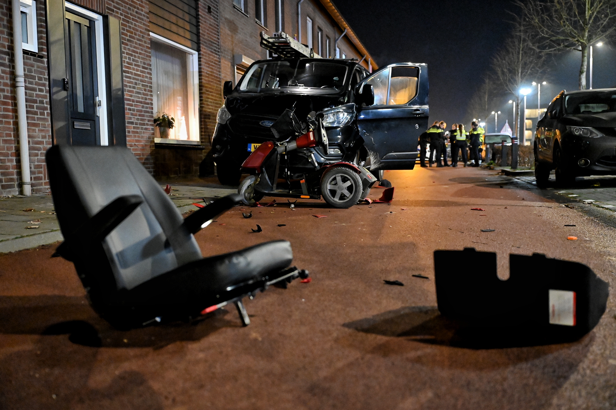 Vrouw op scootmobiel zwaargewond na aanrijding met bestelbusje