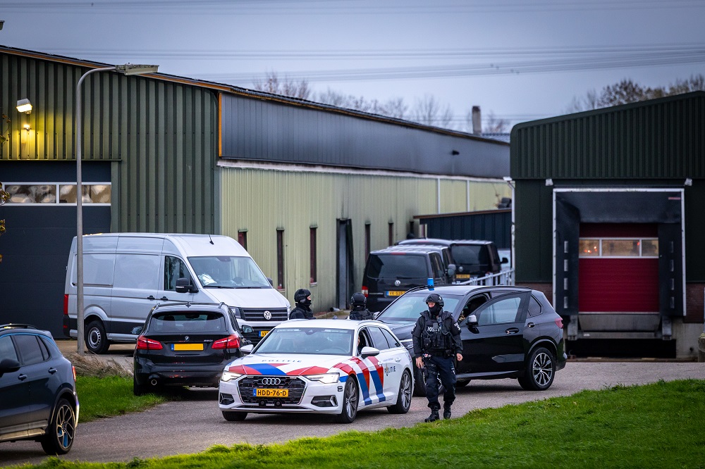 3300 kilo cocaïne en vuurwapen aangetroffen tijdens inval