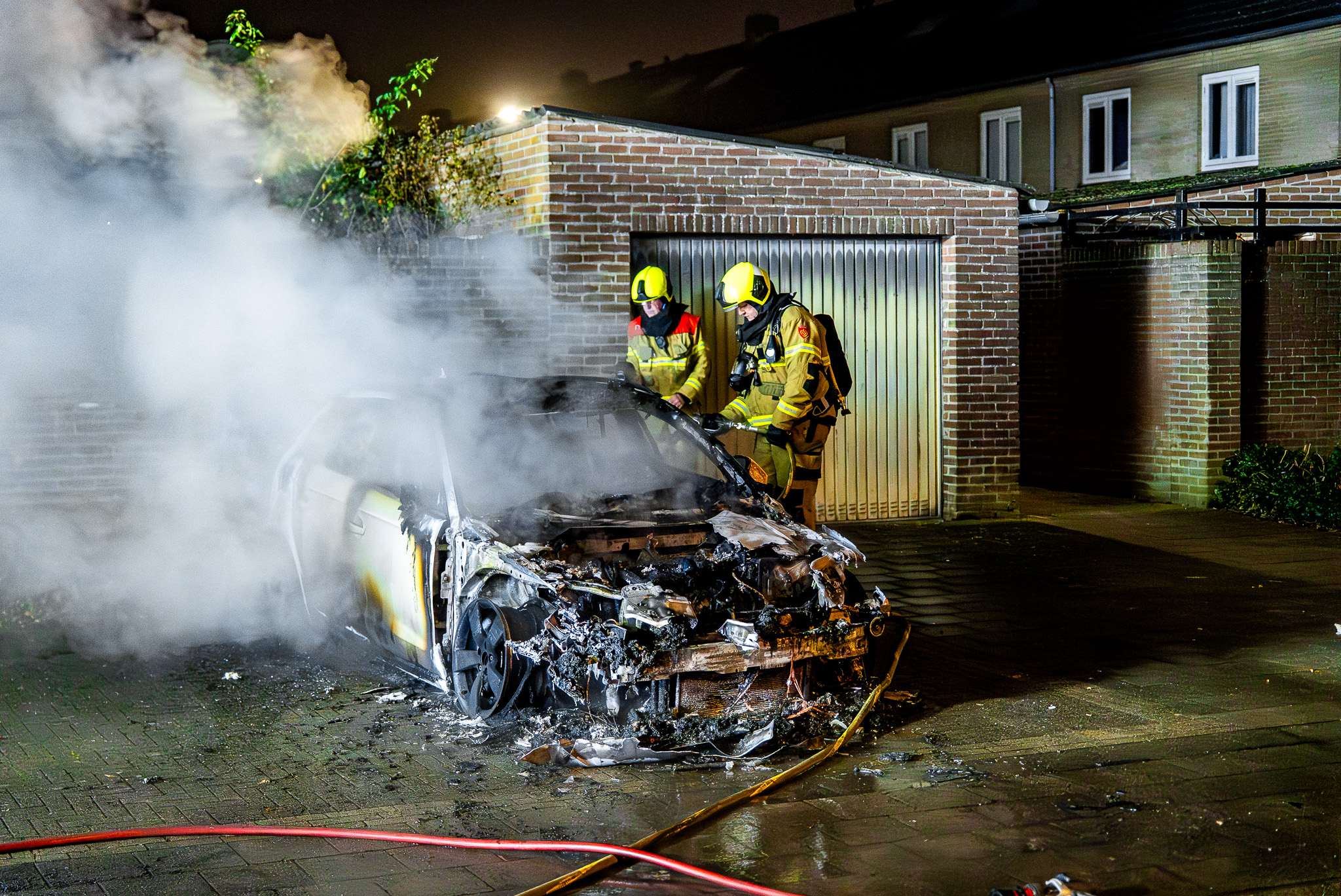 Geparkeerde auto geheel uitgebrand