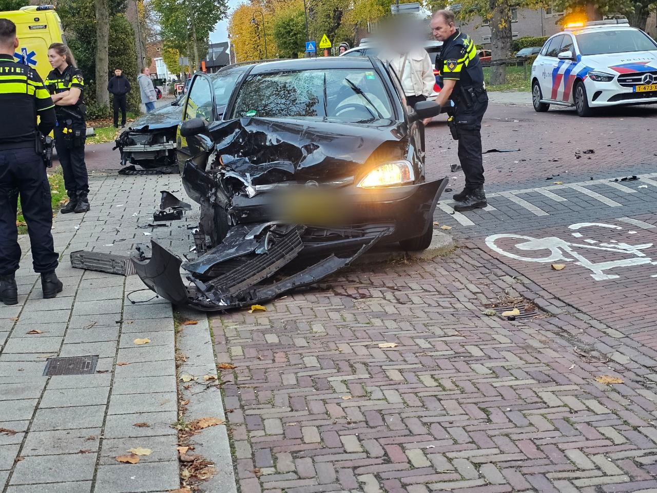 Zware aanrijding tussen twee auto’s op kruising, man aangehouden na positieve blaastest