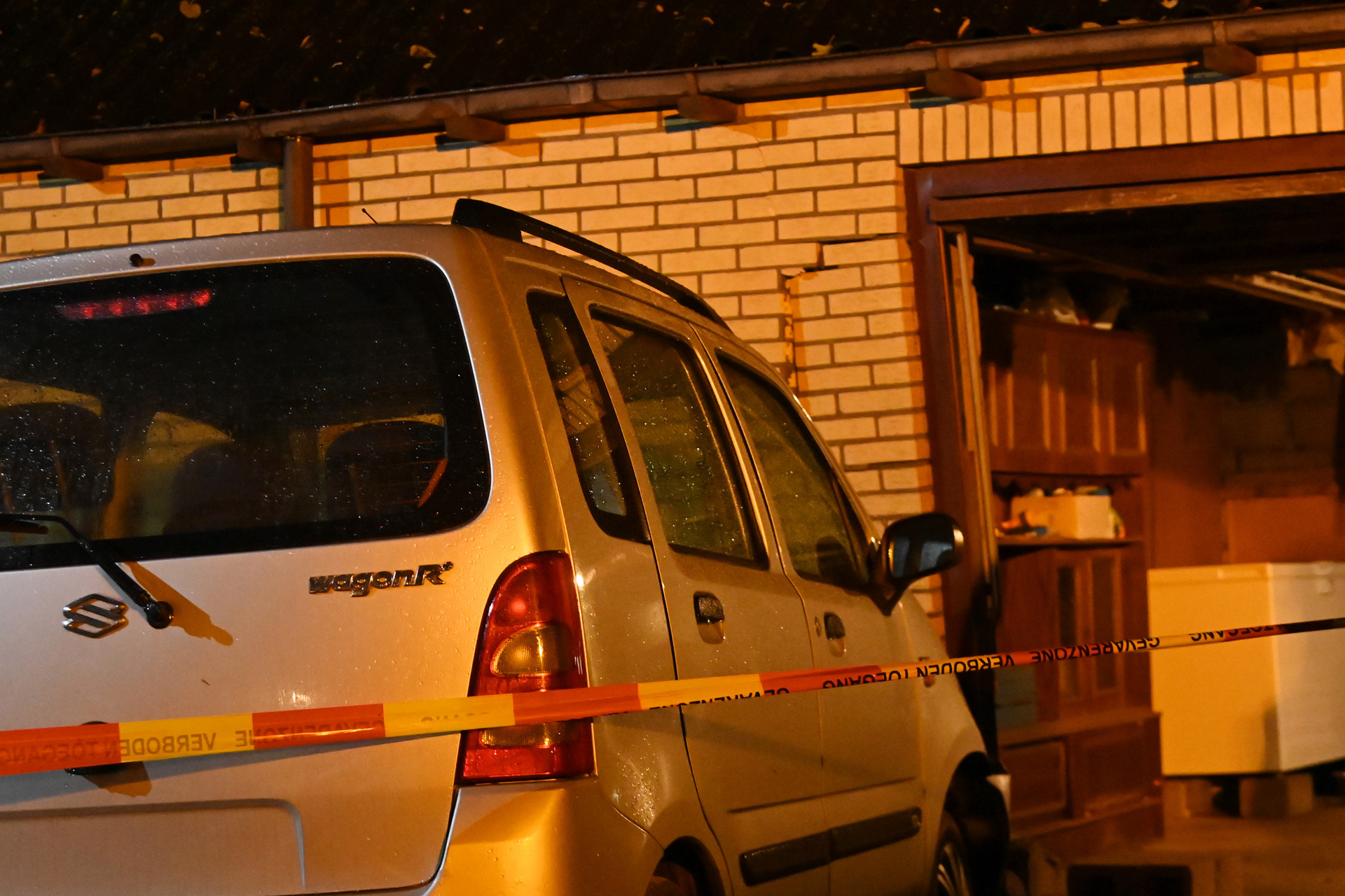 Auto schiet door en botst tegen garagegevel