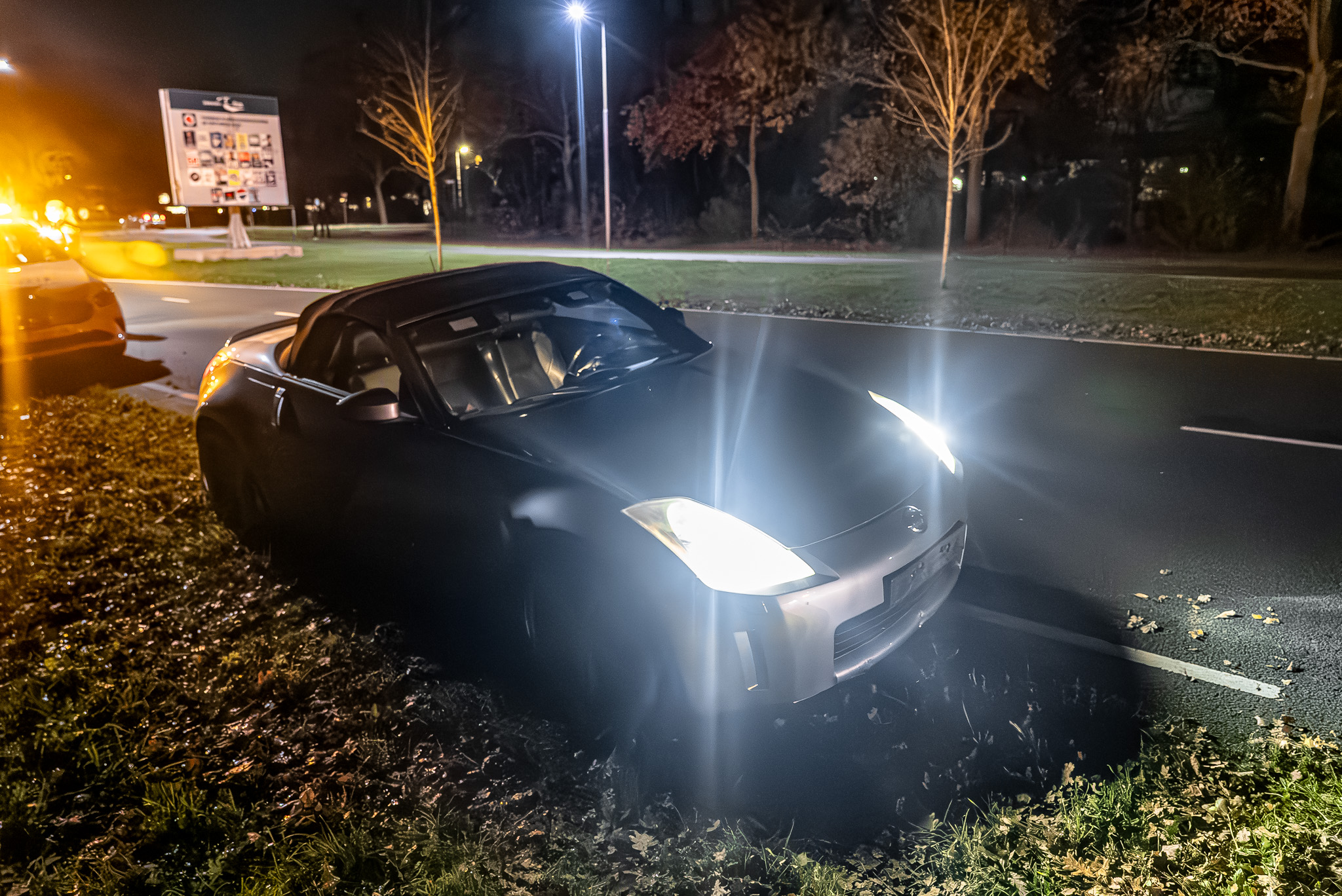 Bestuurder botst tegen lantaarnpaal