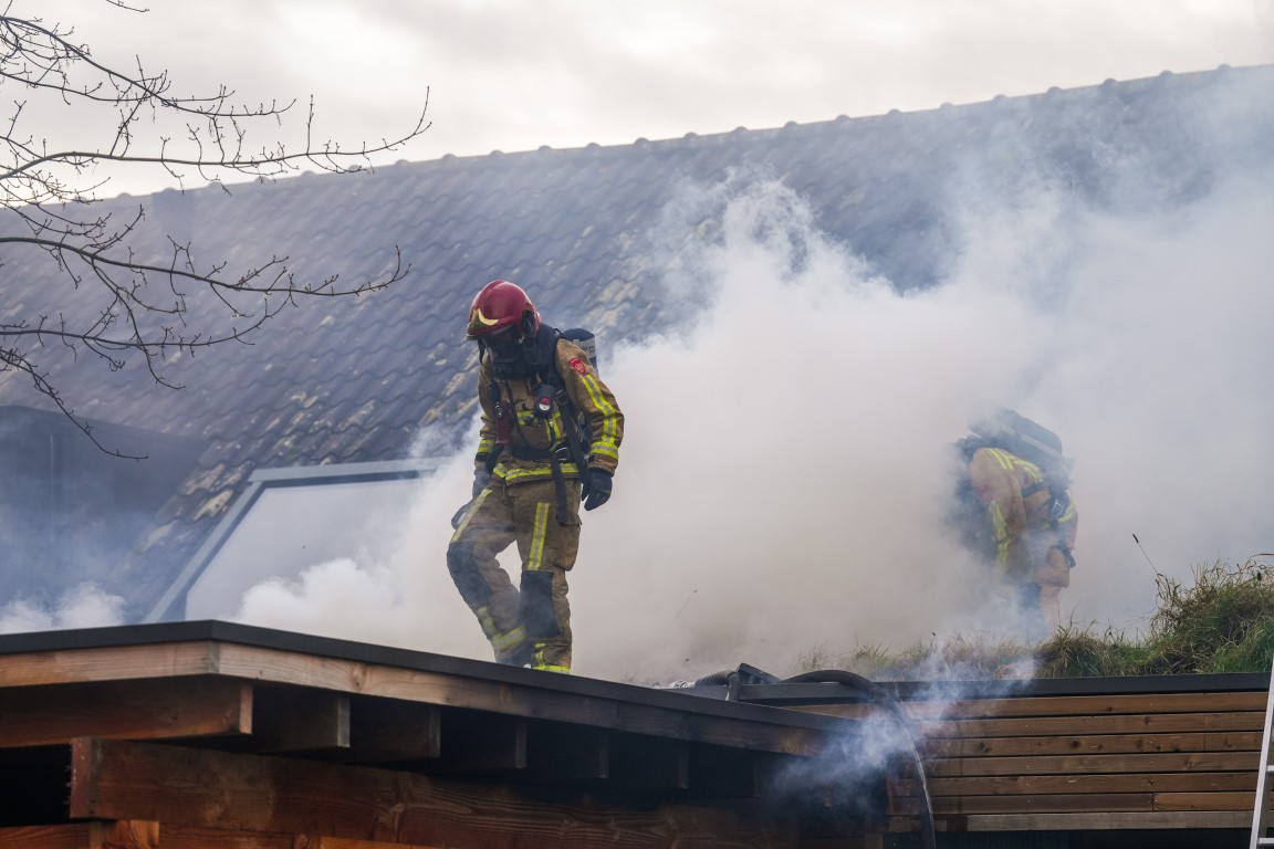 Brandweer druk met felle woningbrand
