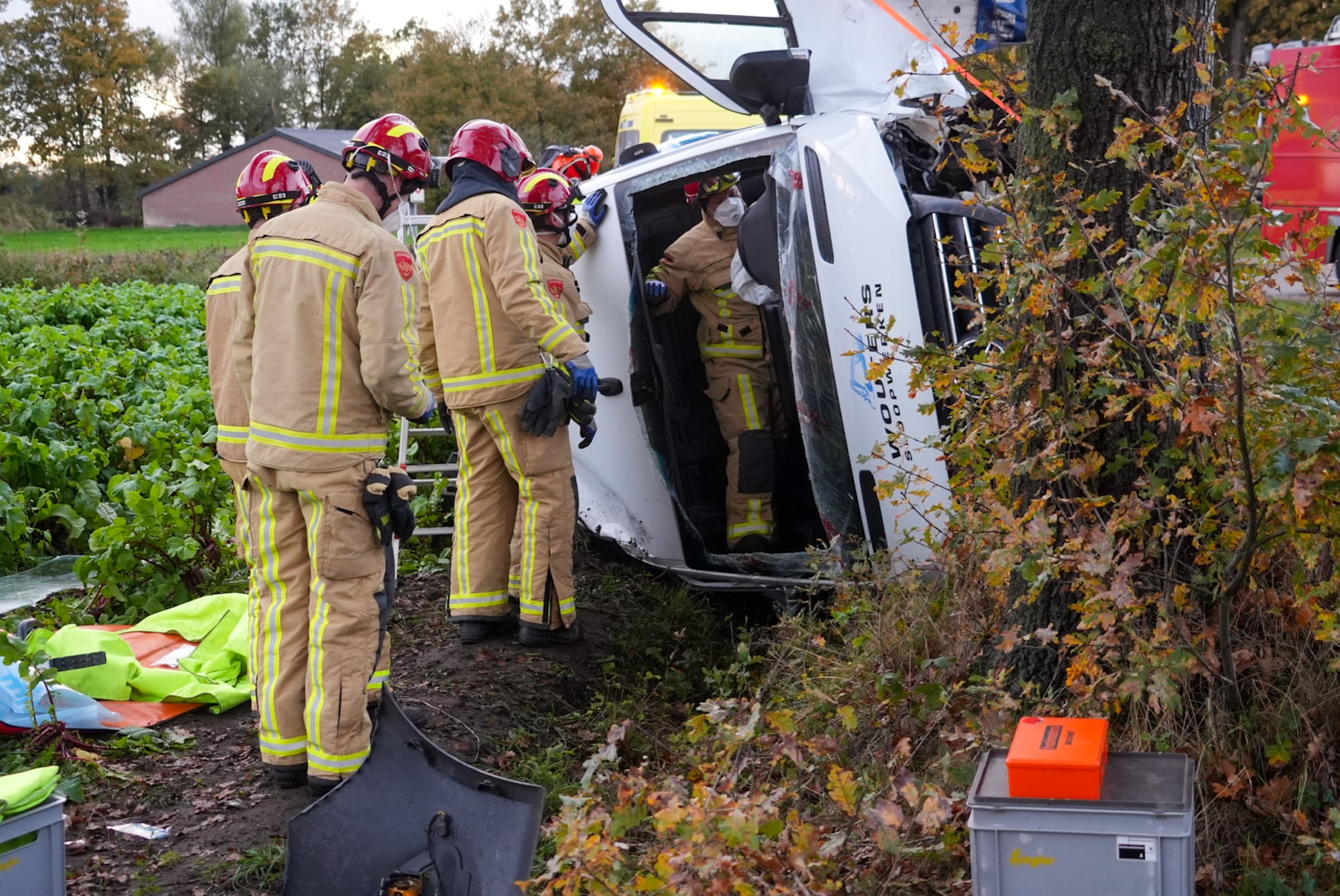Busje met drie personen belandt op zijkant na aanrijding