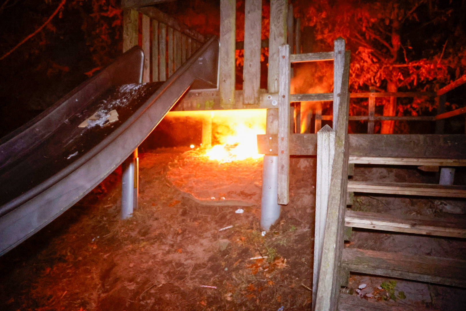 Speeltoestel in brand gezet