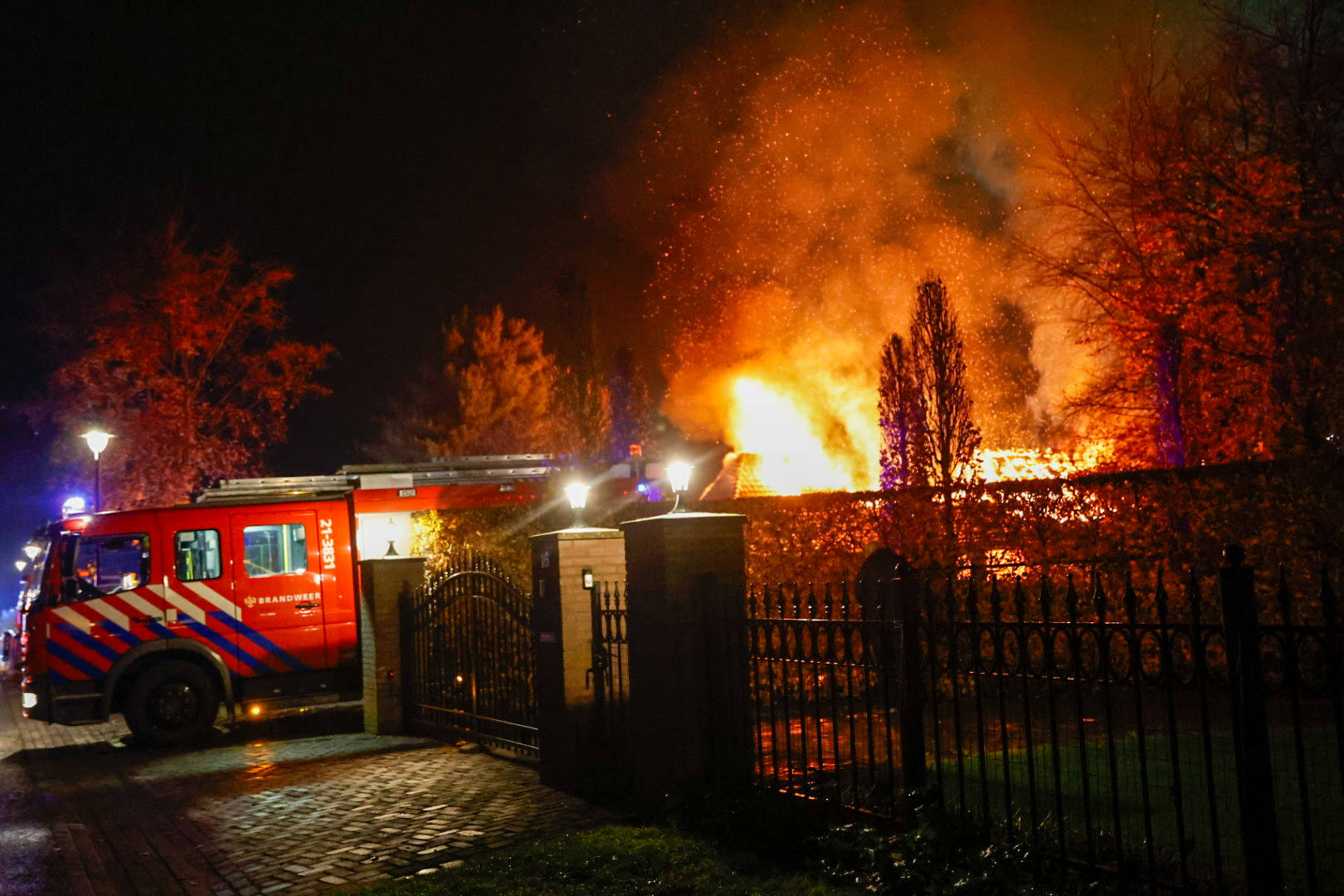 Woonboerderij uitgebrand, bewoners ongedeerd