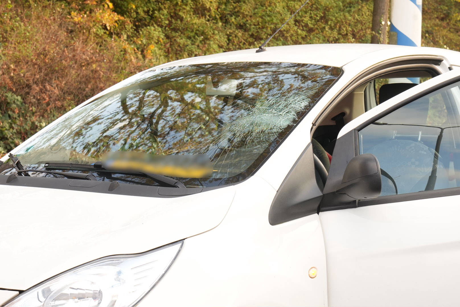 Scooterrijder gewond bij aanrijding met auto, politie onderzoekt ongeval