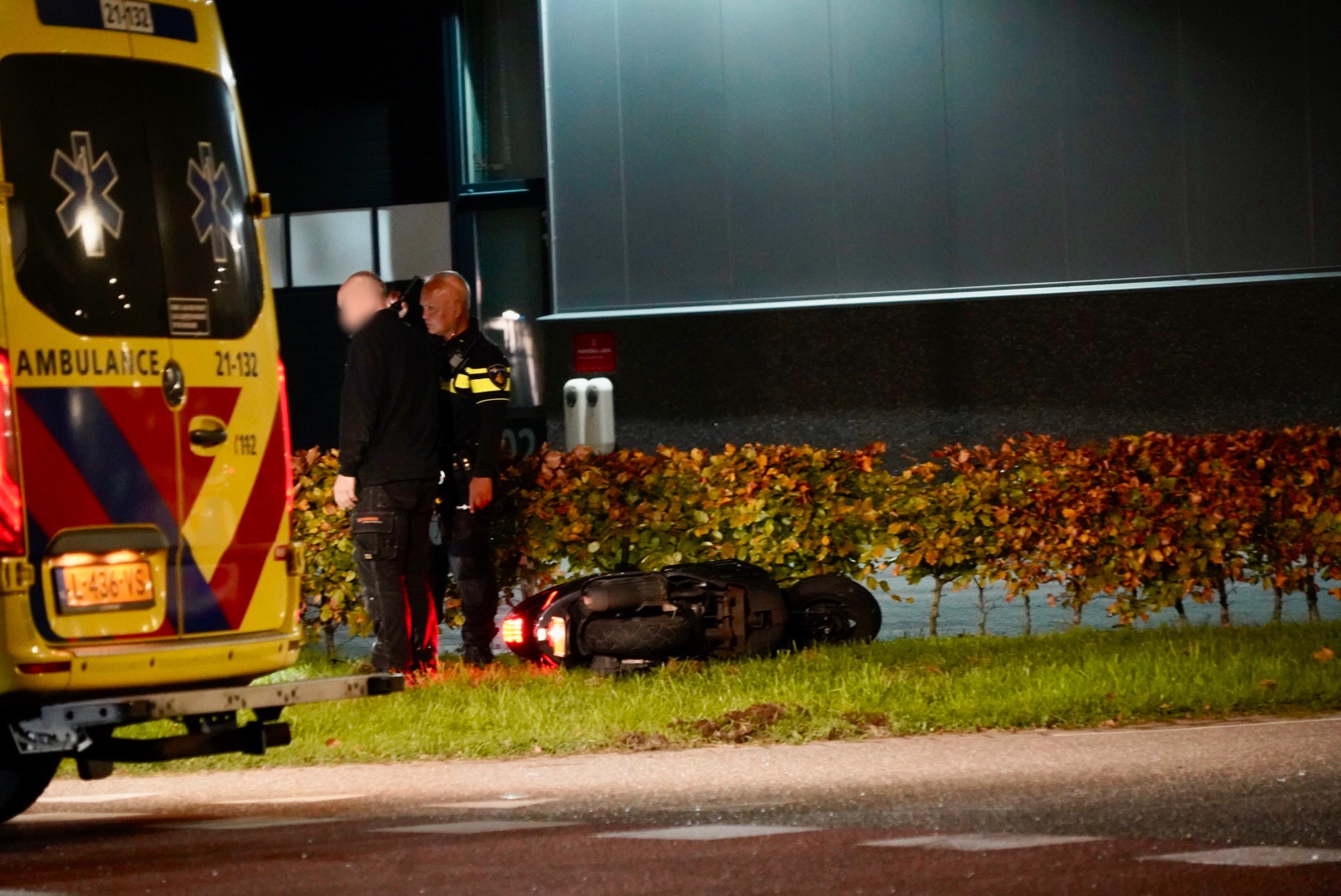 Scooterrijder gewond na aanrijding met busje
