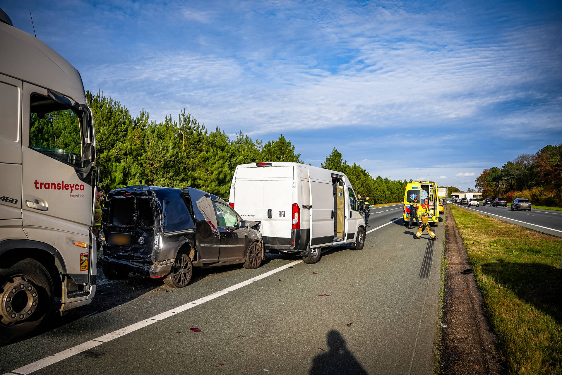 Snelweg dicht na ongeval met 5 voertuigen