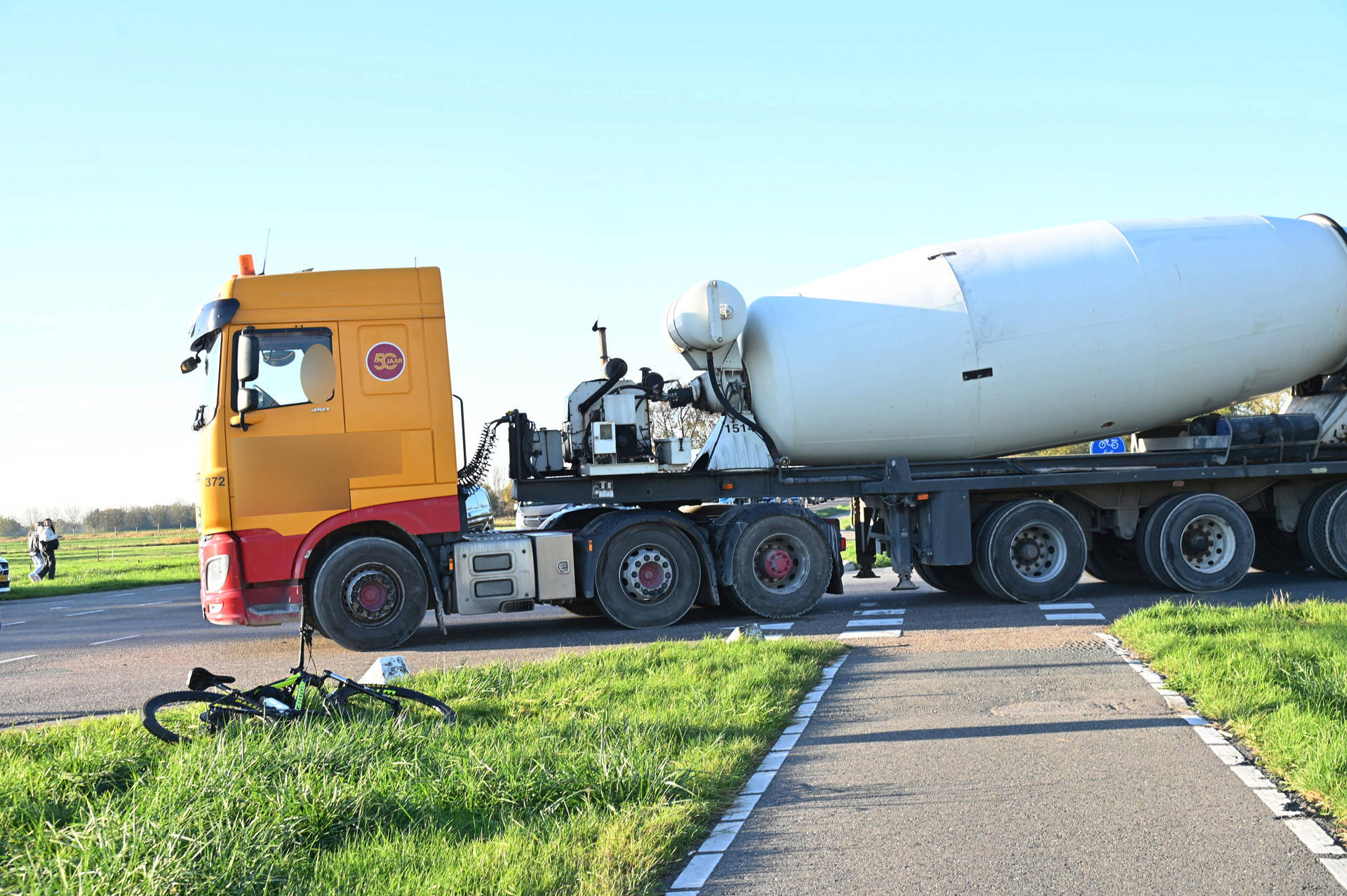 Fietsster naar ziekenhuis na aanrijding met vrachtwagen