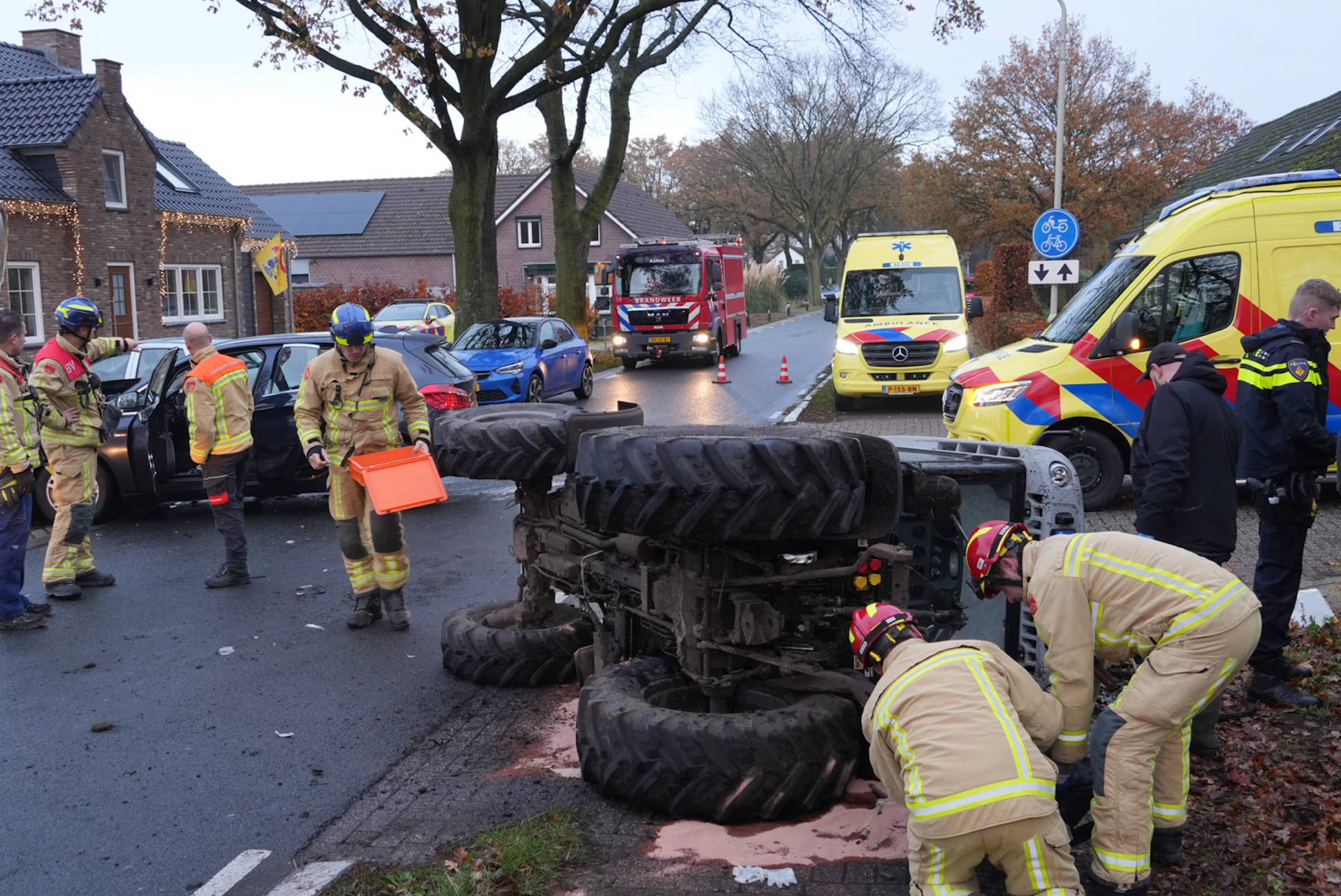 Zwaargewonde nadat auto en tractor botsen