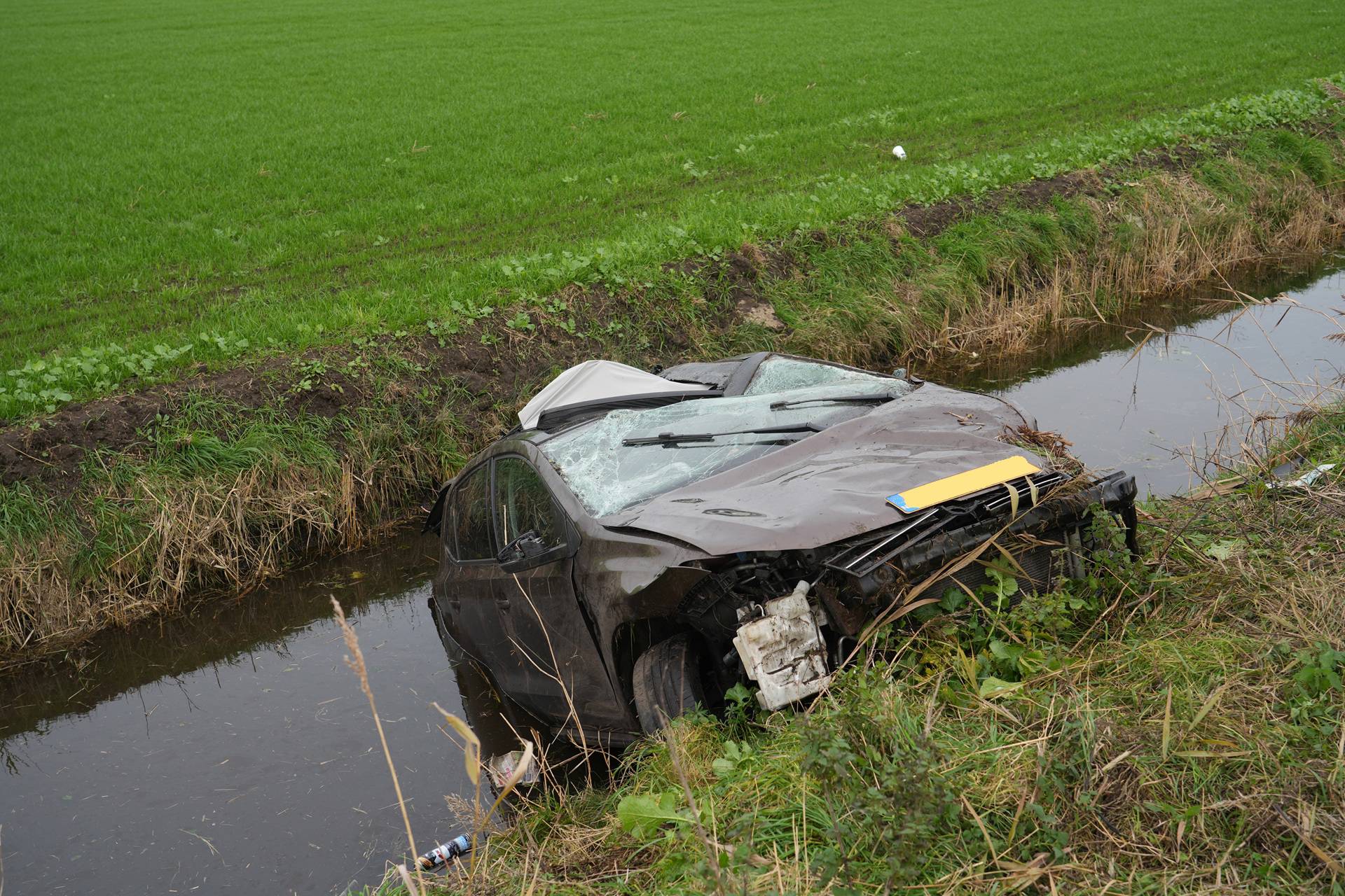 Auto in sloot op snelweg, bestuurder spoorloos na ongeval