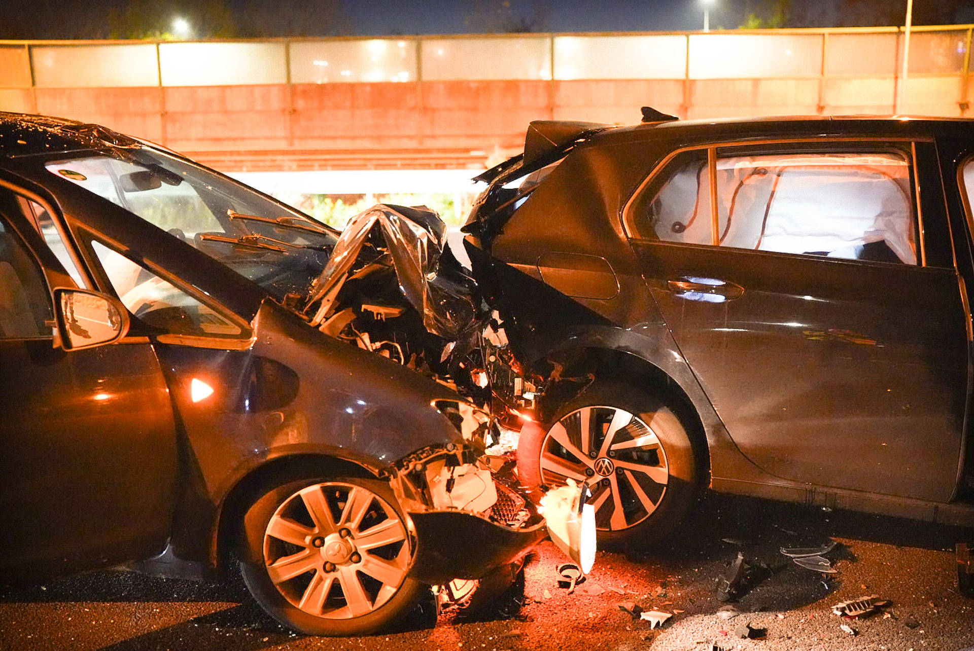 Drie auto’s botsen op snelweg, gewonde naar ziekenhuis
