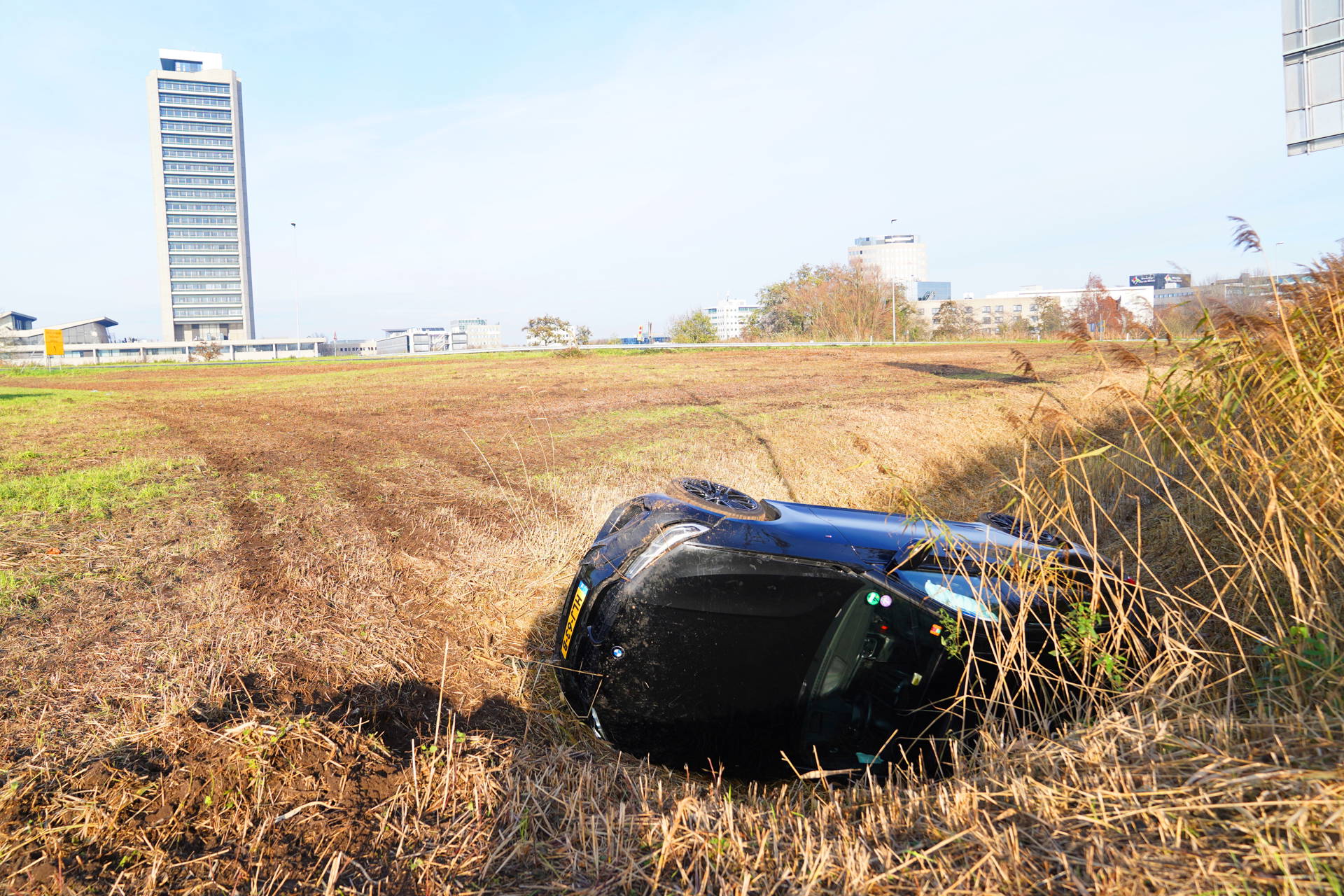 Vader en zoon vliegen uit bocht bij inhaalpoging en belanden in sloot