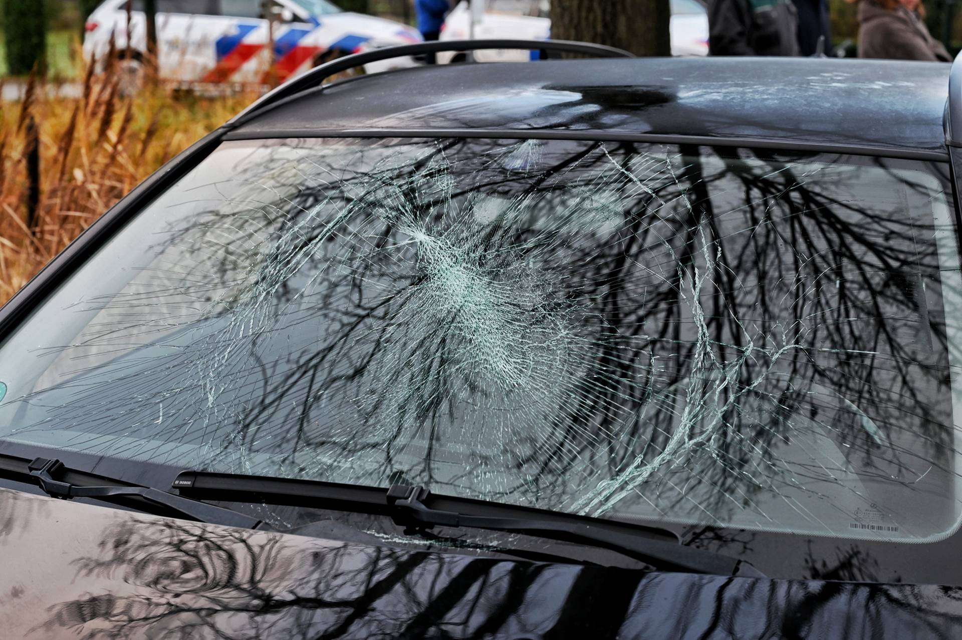 Fietser gewond na aanrijding, belandt in sloot