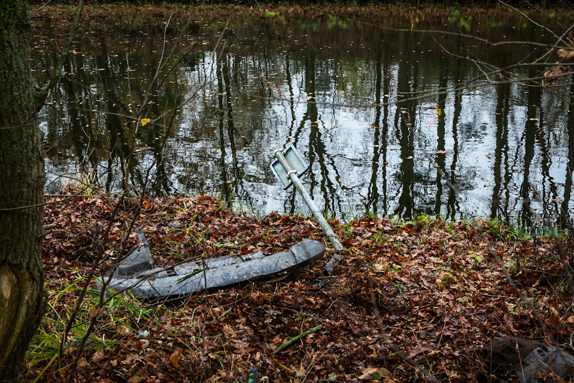 Auto belandt in het water, bestuurder en passagier weten zichzelf te redden