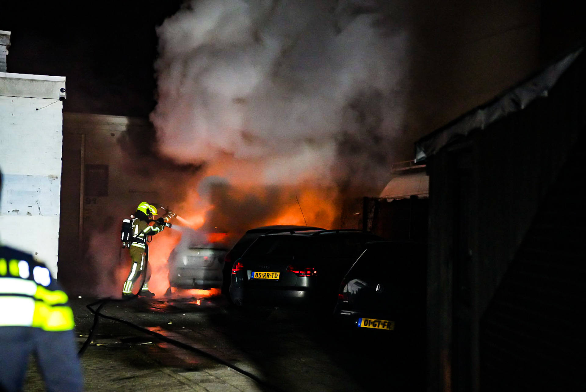 Geparkeerde auto in brand gestoken