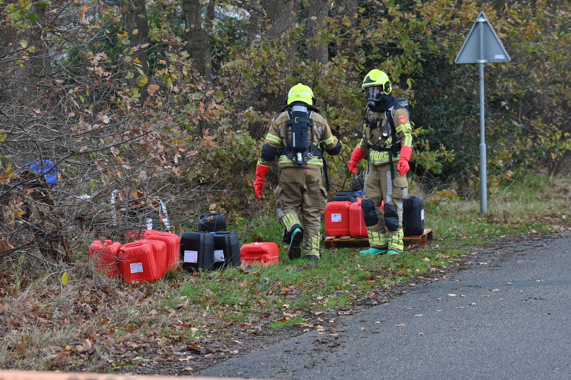 Tientallen gedumpte vaten onderzocht, herkomst blijft onduidelijk