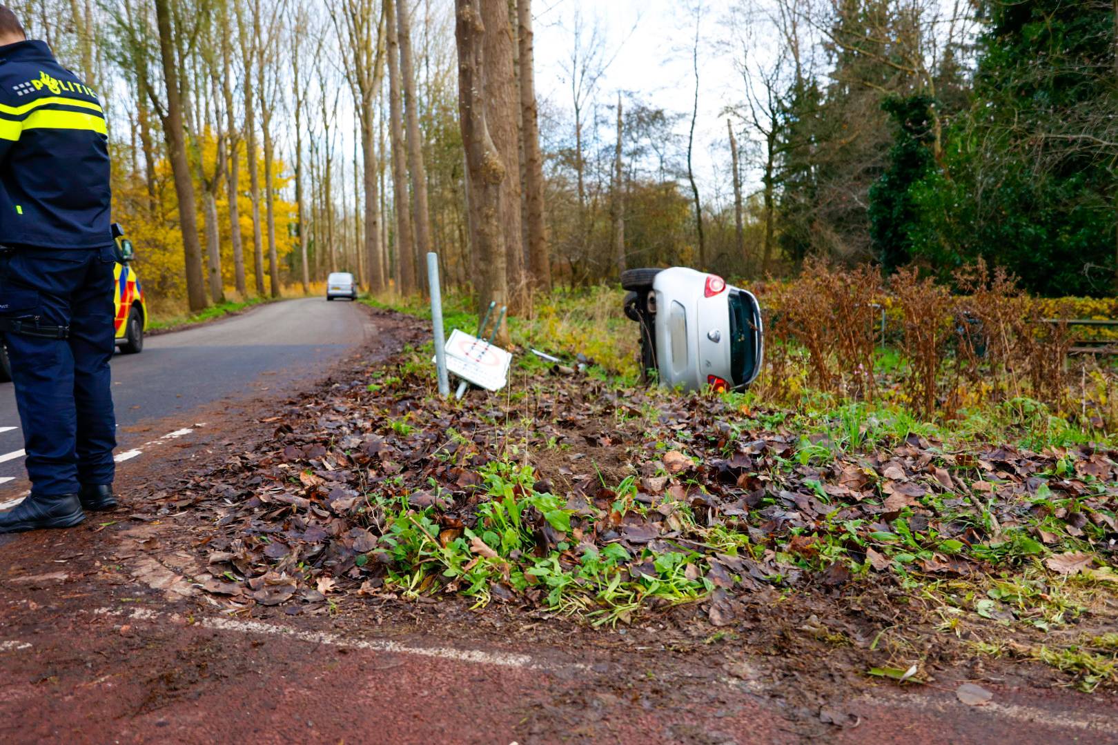 Auto belandt op zijkant bij ongeval