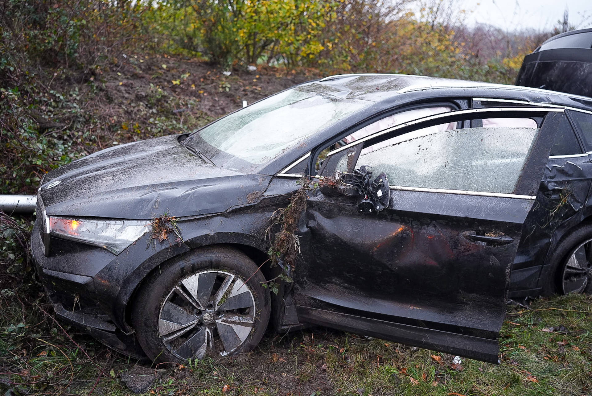 Auto raakt van weg door aquaplaning; twee inzittenden gewond