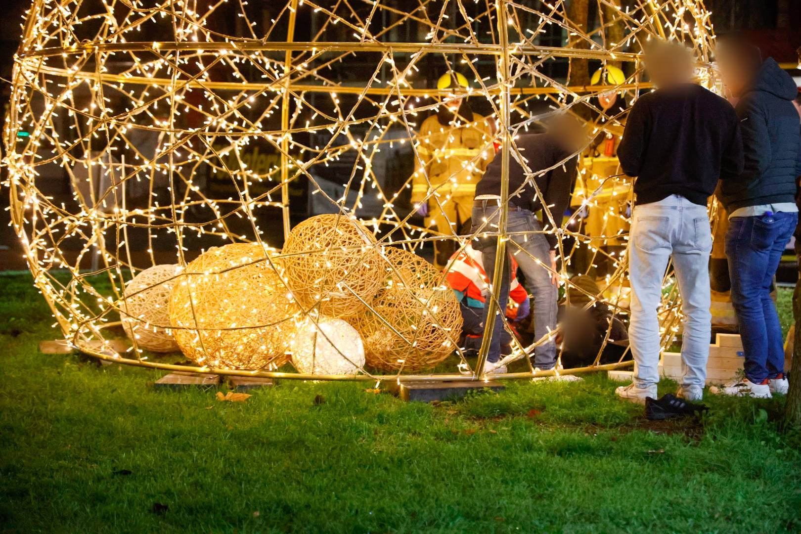 Persoon gewond nadat die onder grote verlichte kerstbal terechtkwam