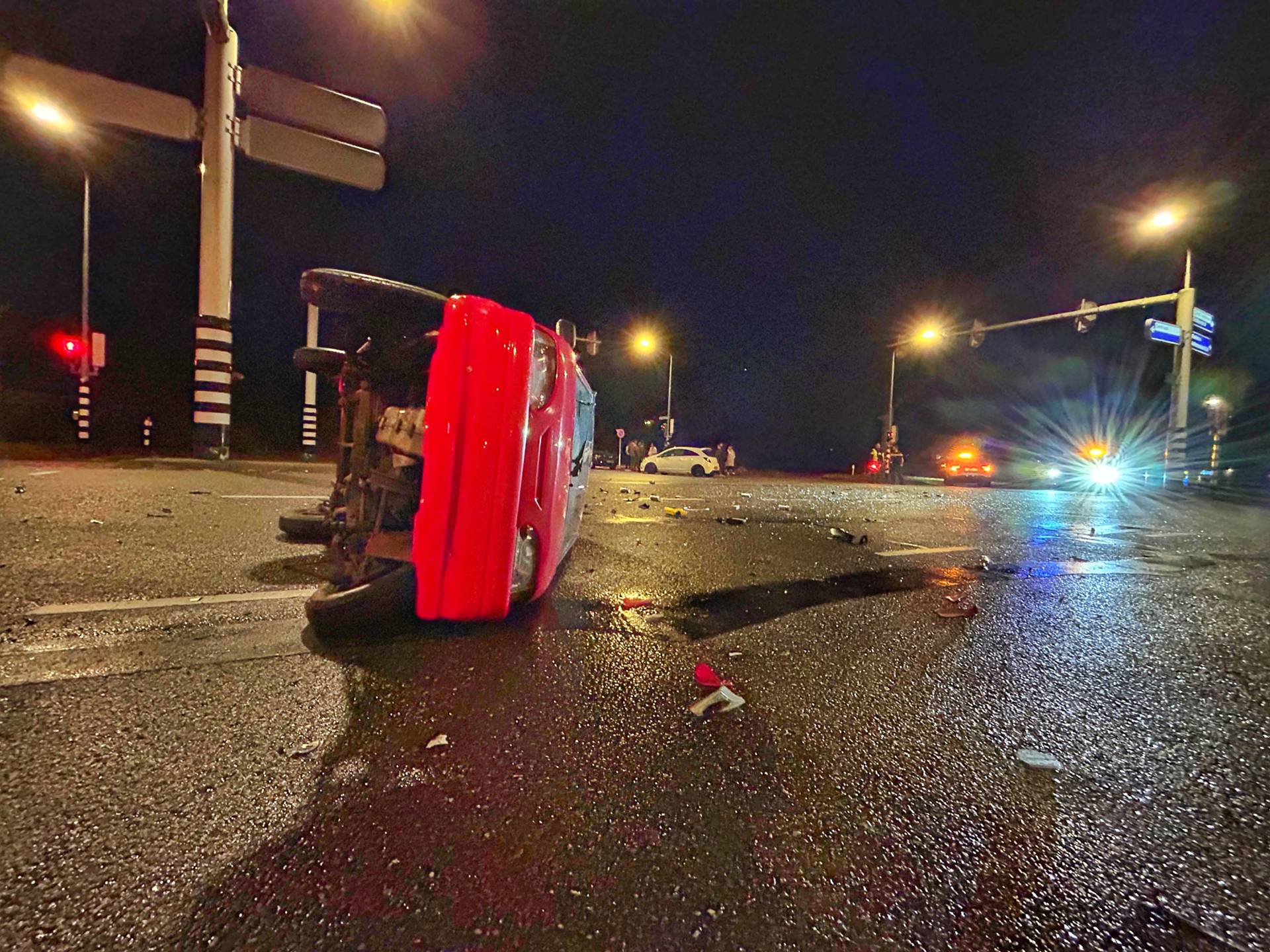 Flinke botsing op kruising, brommobiel op zijn zijkant belandt