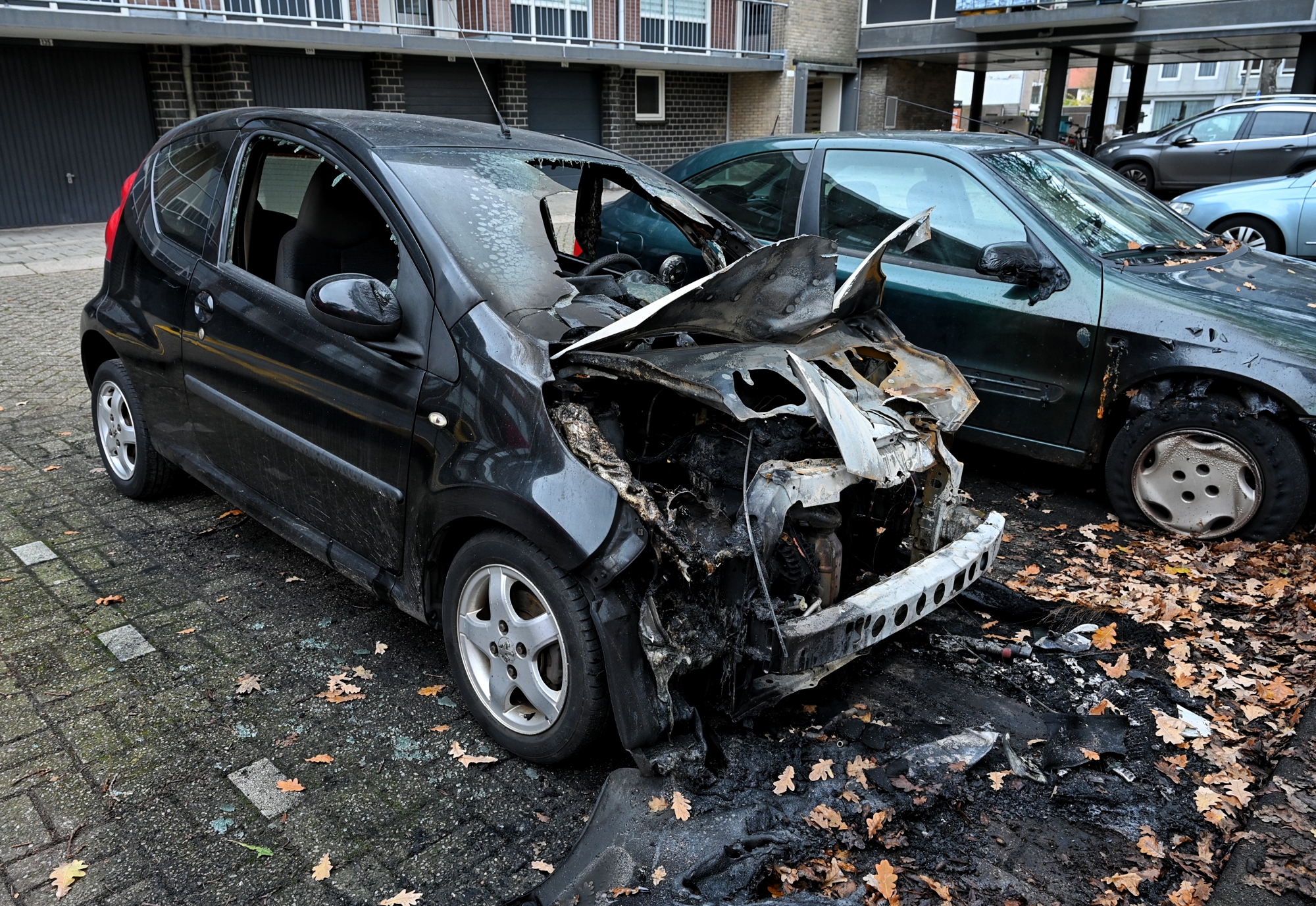 Auto uitgebrand; politie onderzoekt oorzaak na schade aan twee voertuigen