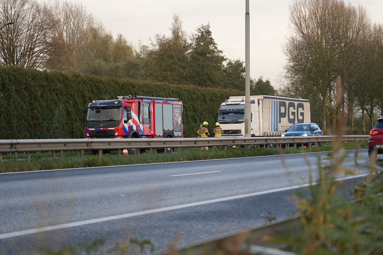 Vrachtwagenbrand op snelweg snel geblust, vermoedelijk remmen warmgelopen