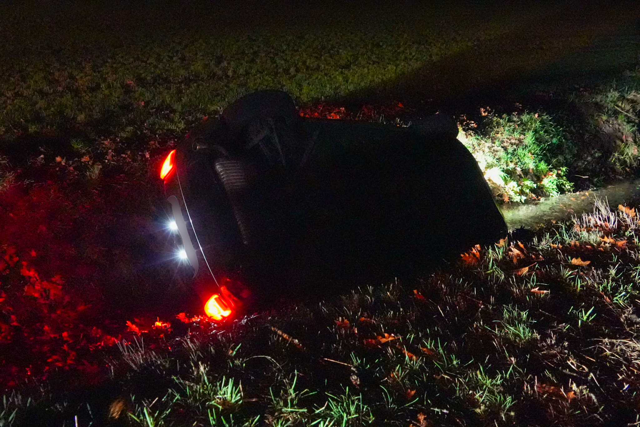 Bestuurder ernstig gewond nadat auto op zijkant in sloot belandt