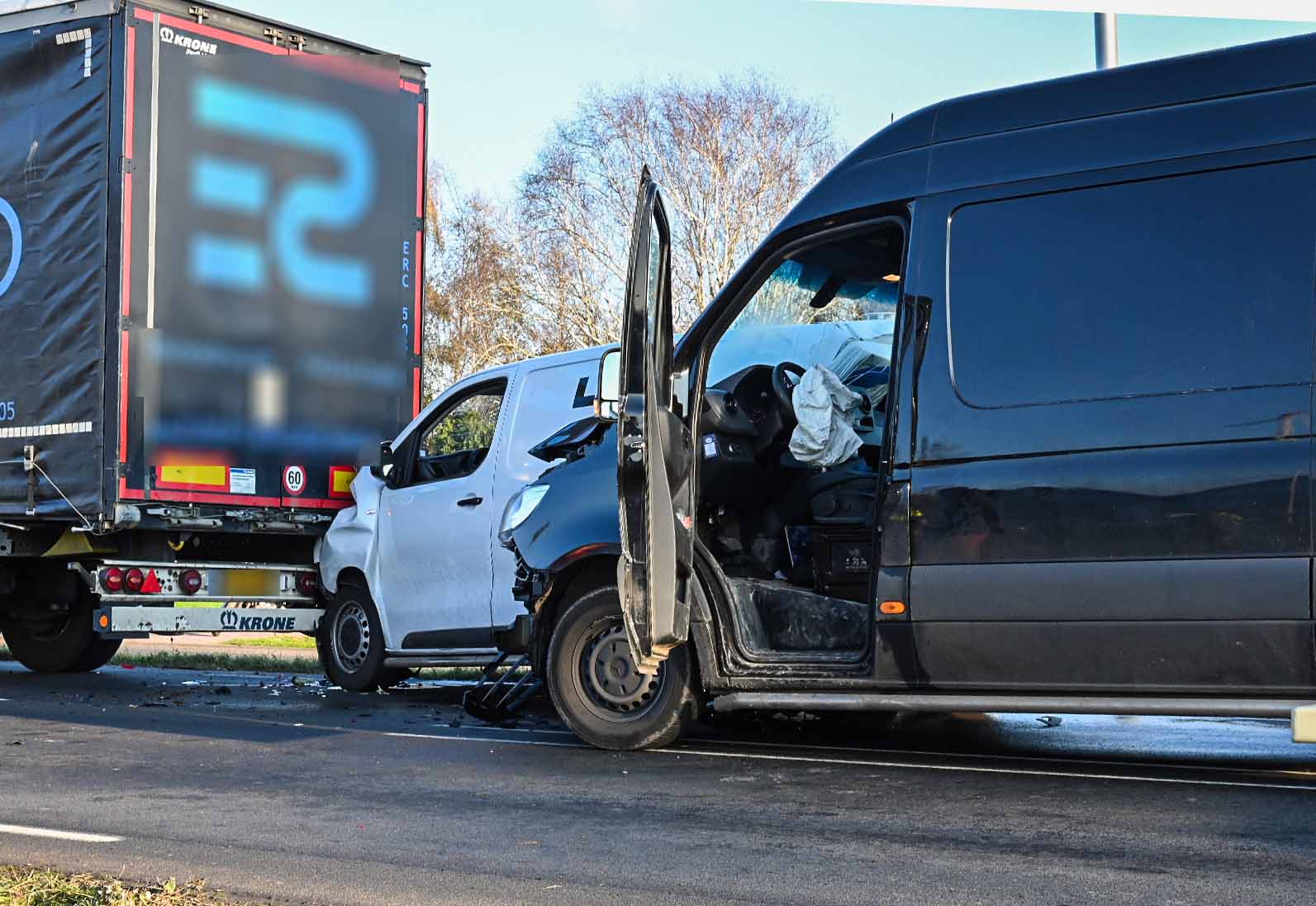 Twee busjes klem na aanrijding met vrachtwagen