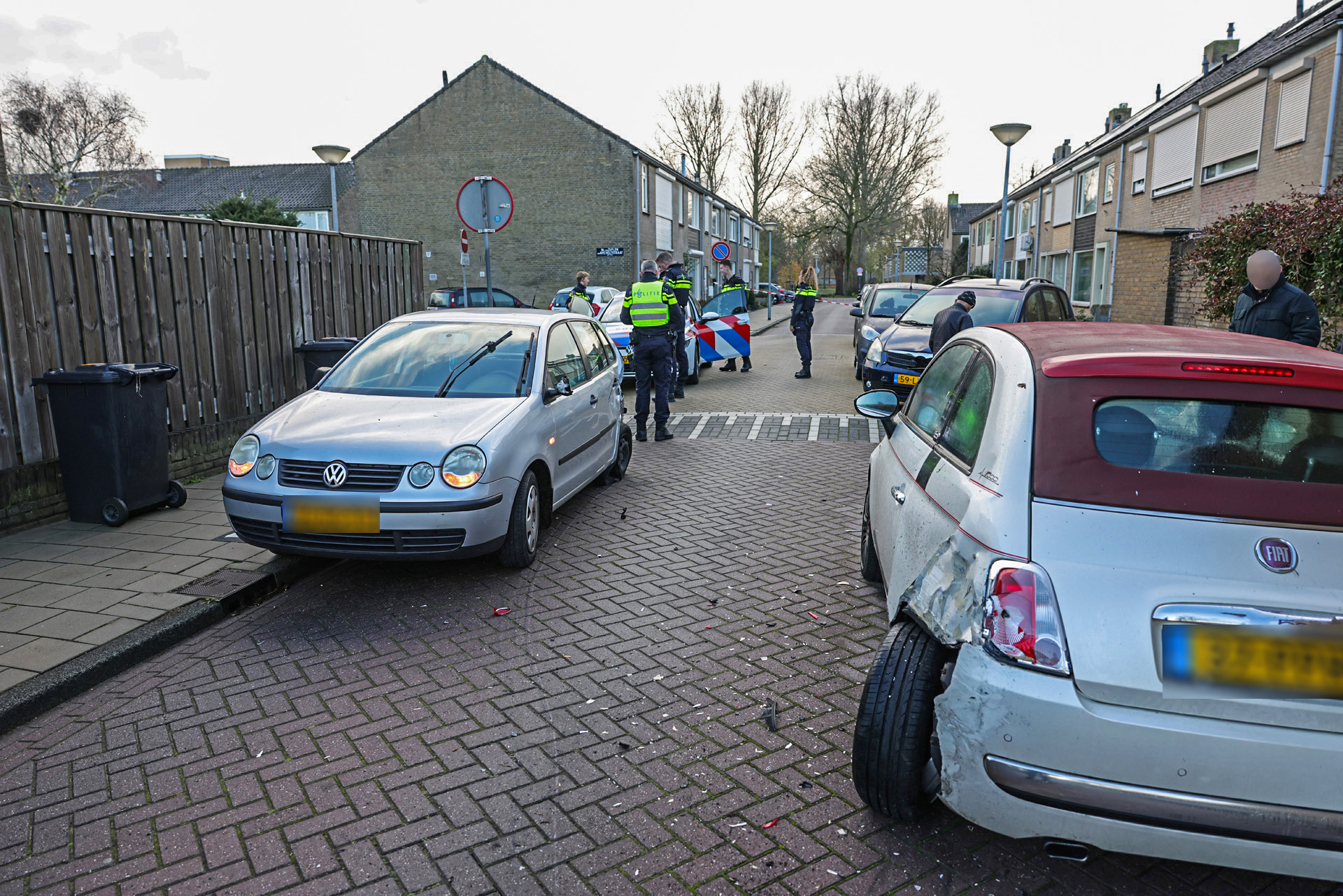 Vluchtpoging eindigt met botsing tegen geparkeerde voertuigen