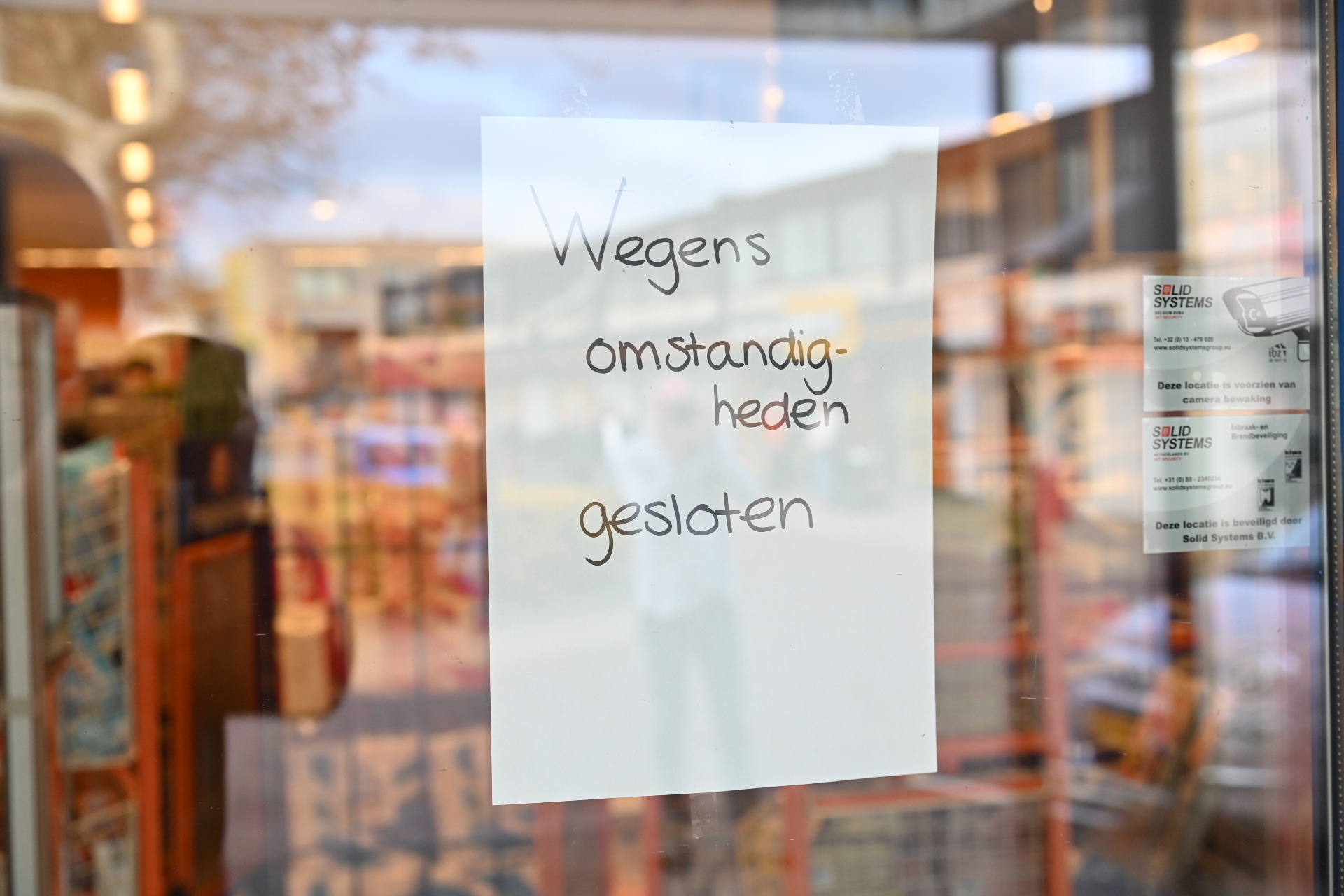 Man met groot keukenmes pleegt overval op drogisterij