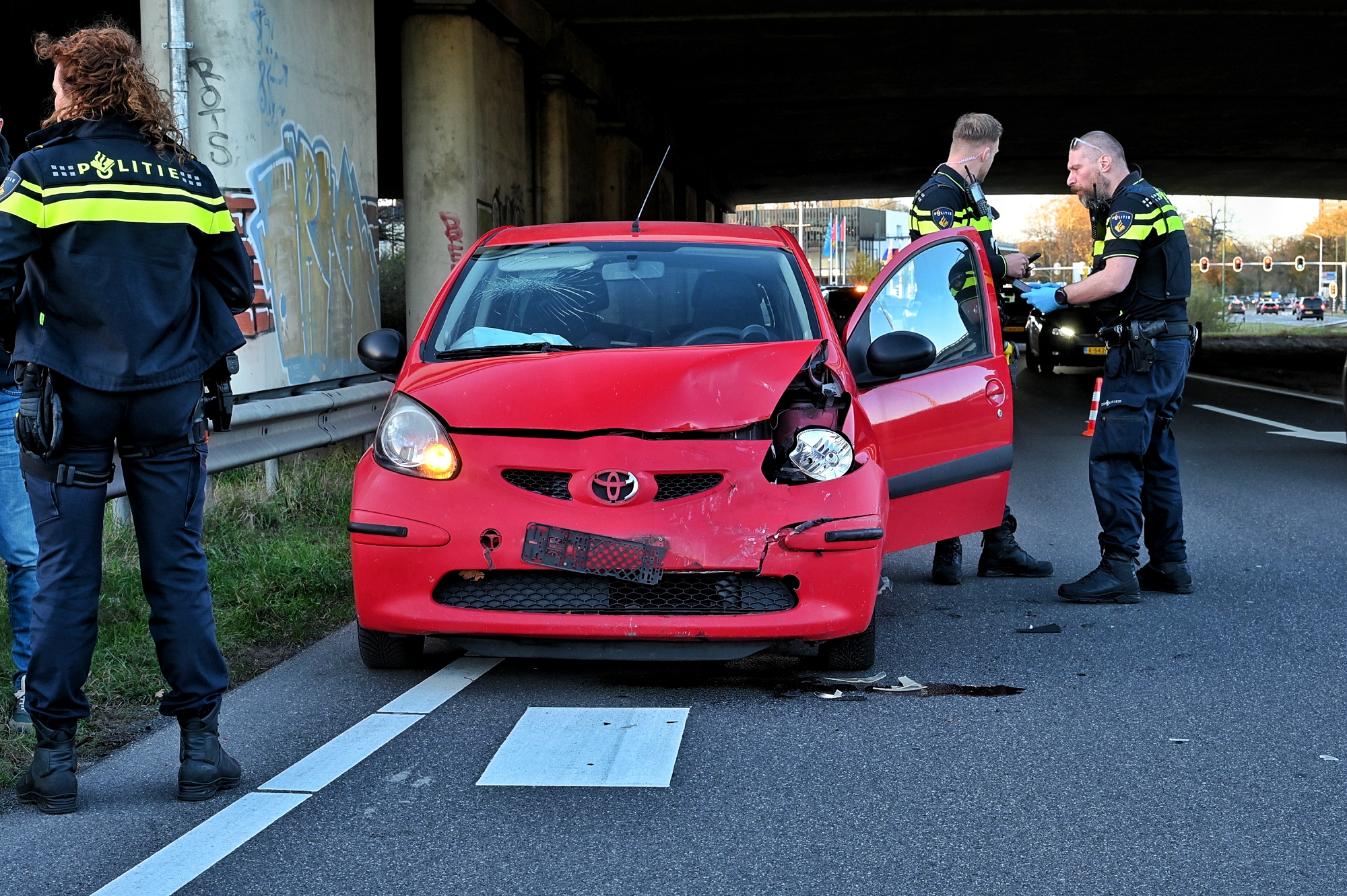Leerling gewond na botsing auto op leswagen