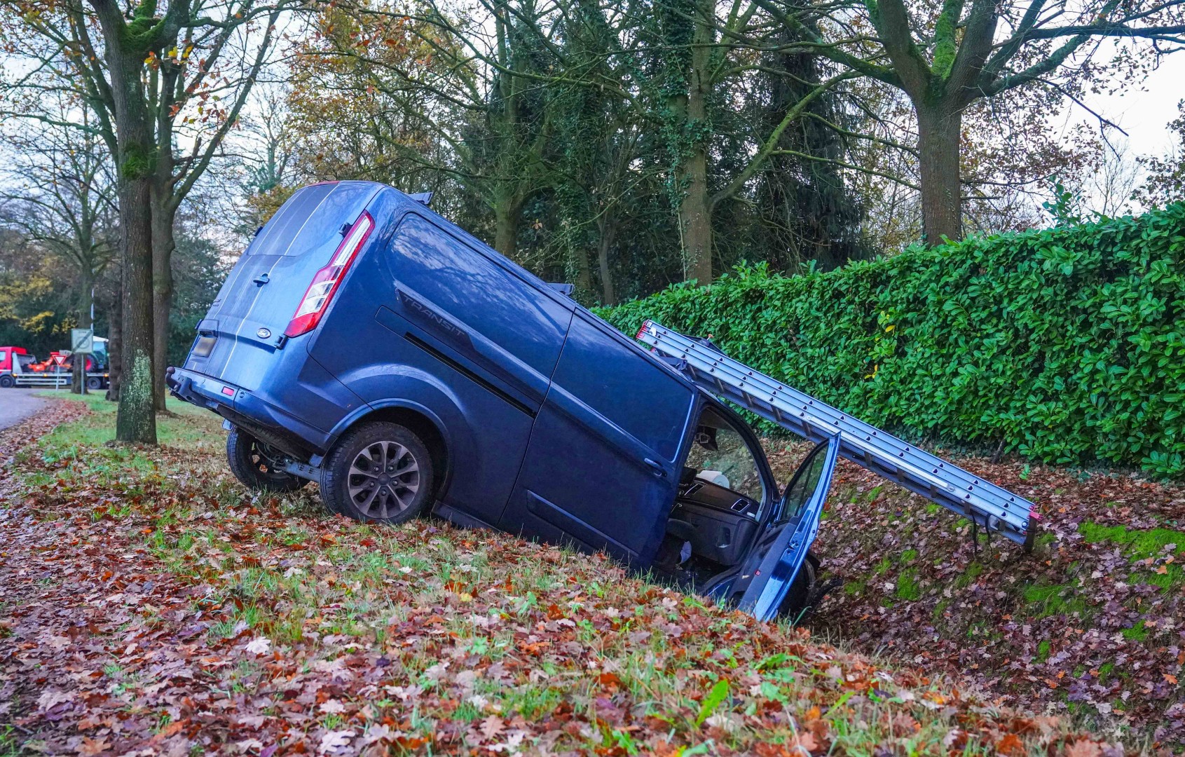 Bestuurder van bestelbus wordt onwel en veroorzaakt ongeluk